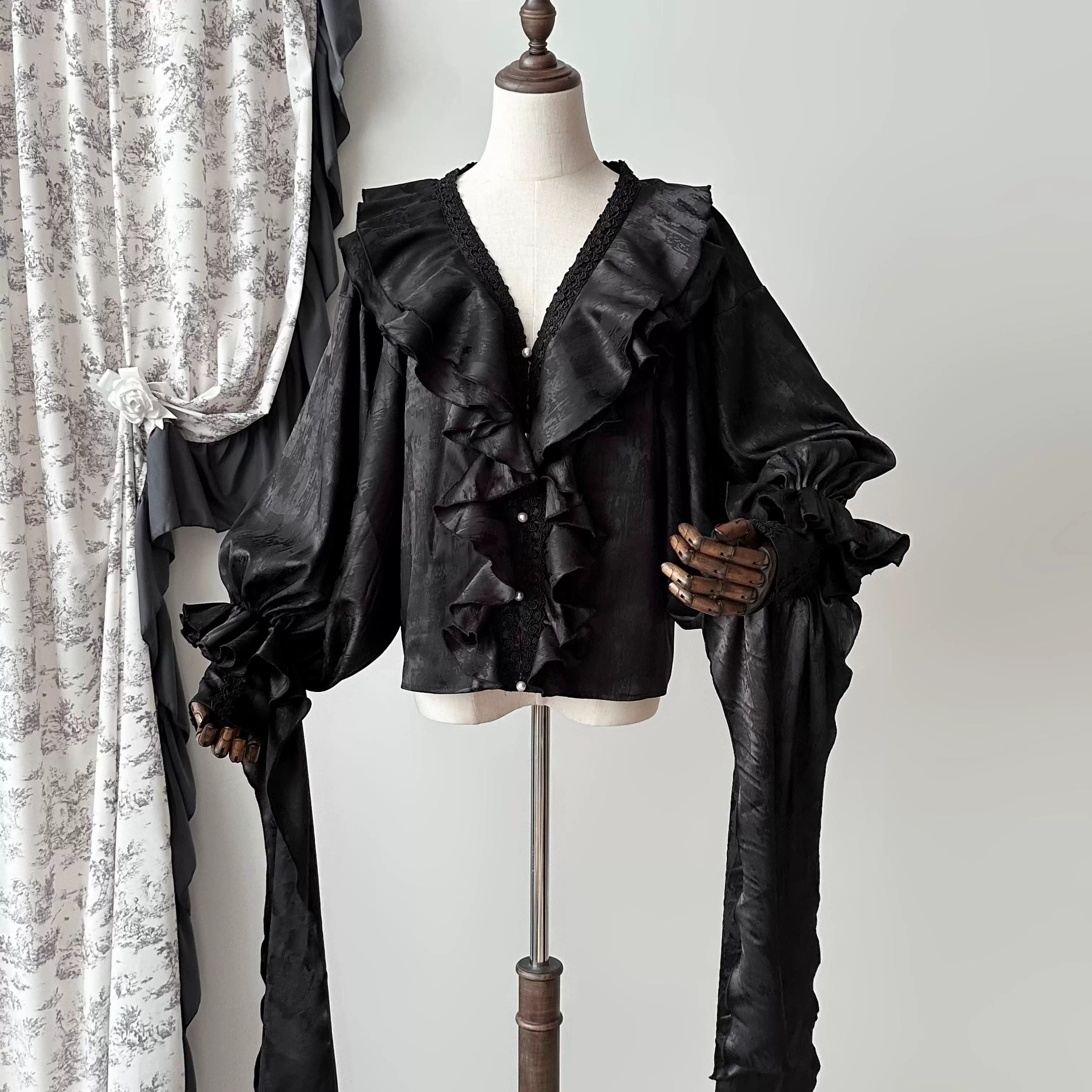 Muppet Mind Ben - Oracle Top - Gothic Lolita Blouse Long Bat Sleeve Shirt