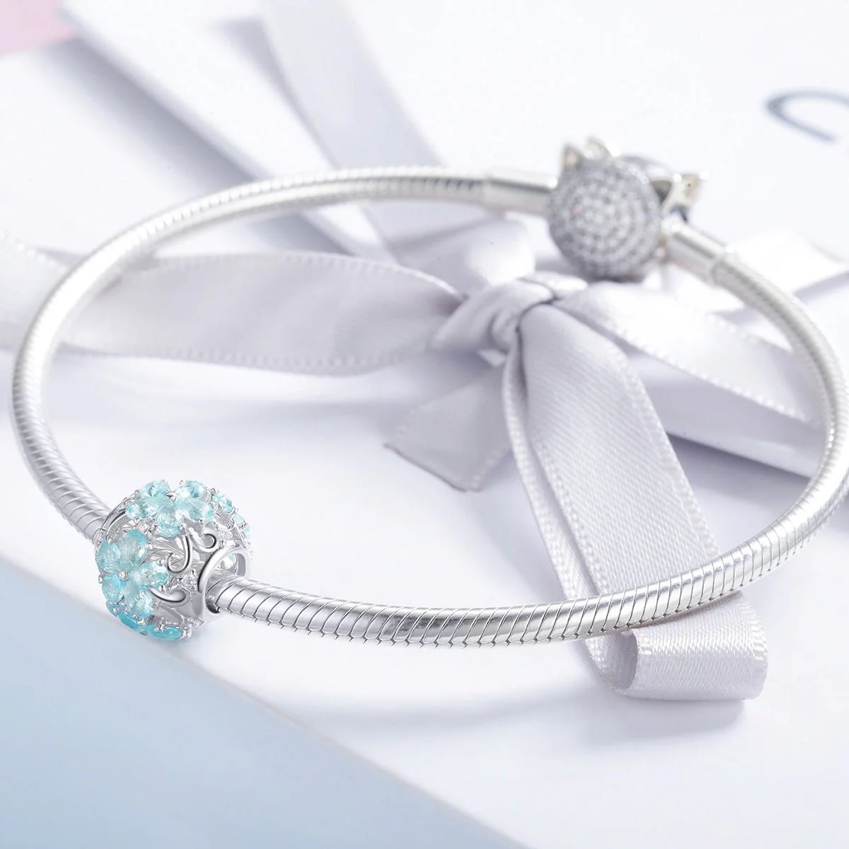 Sparkling Herbarium Cluster Round Charm