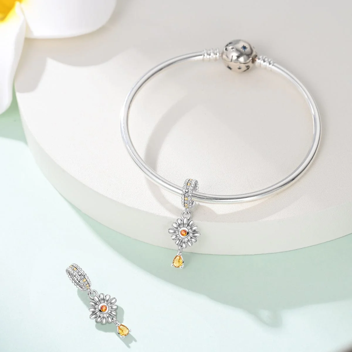 Daisy Bloom Dangle Charm