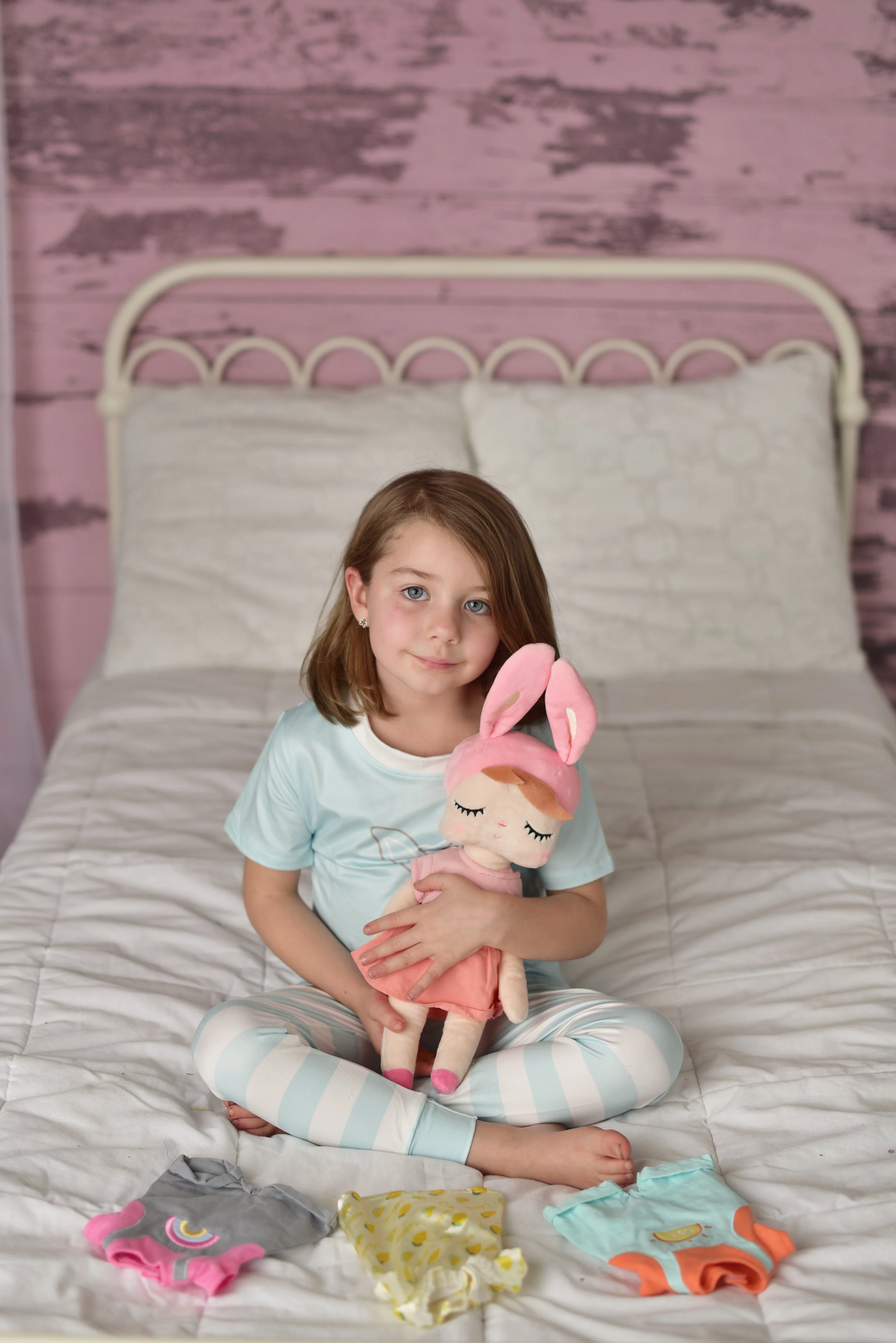 SOFT CUDDLING BUNNY WITH 4 PIECES OF CLOTHING