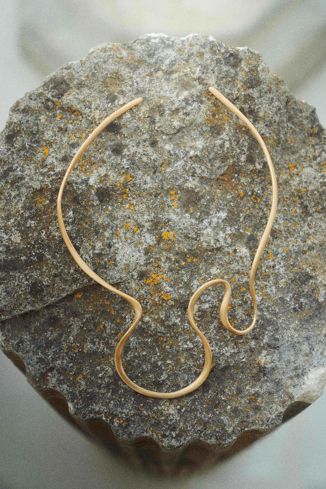 SUNI CHOKER - BRUSHED BRASS