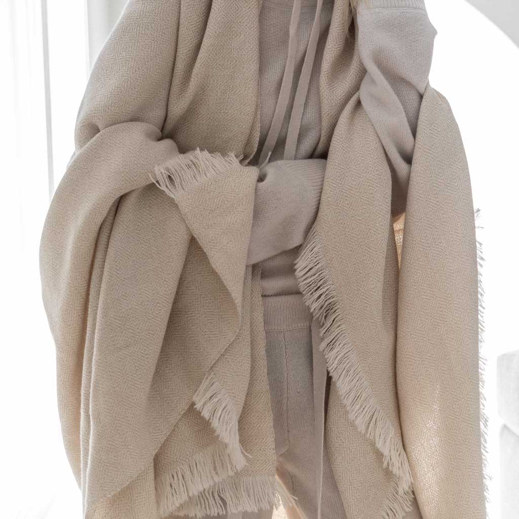 La Calle Alpaca Throw