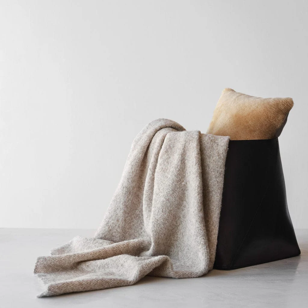 Catalina Boucle Throw