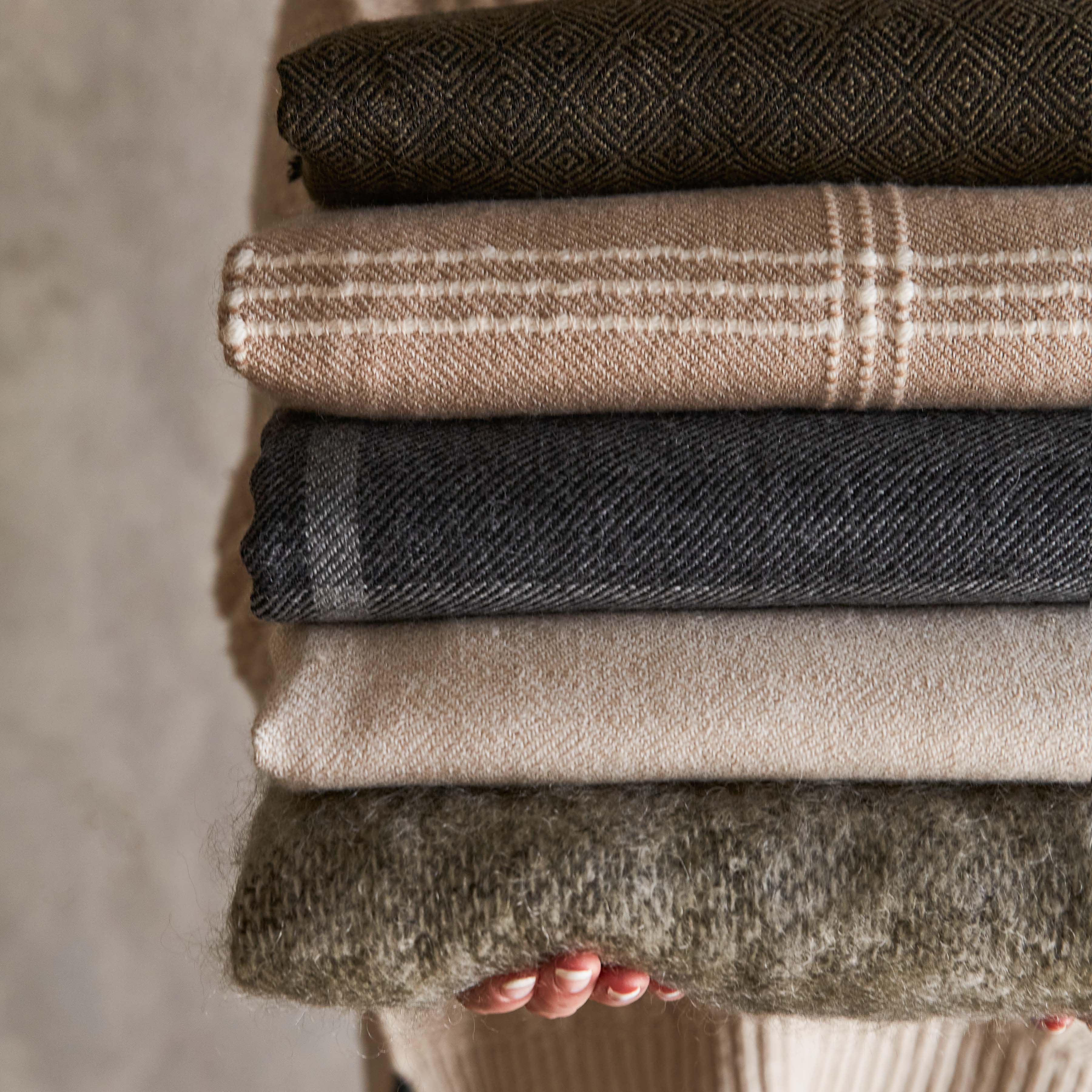 La Calle Alpaca Throw