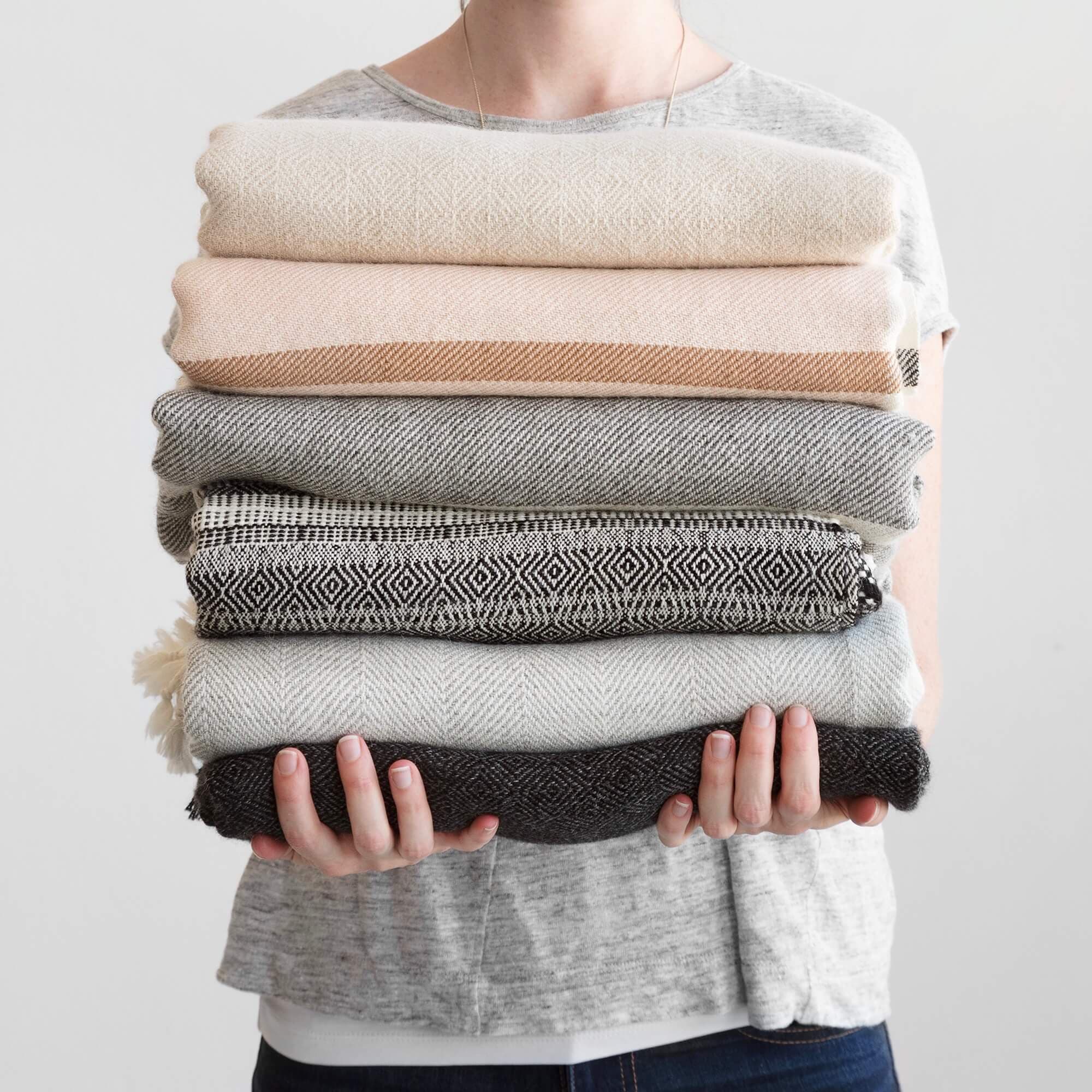 La Calle Alpaca Throw