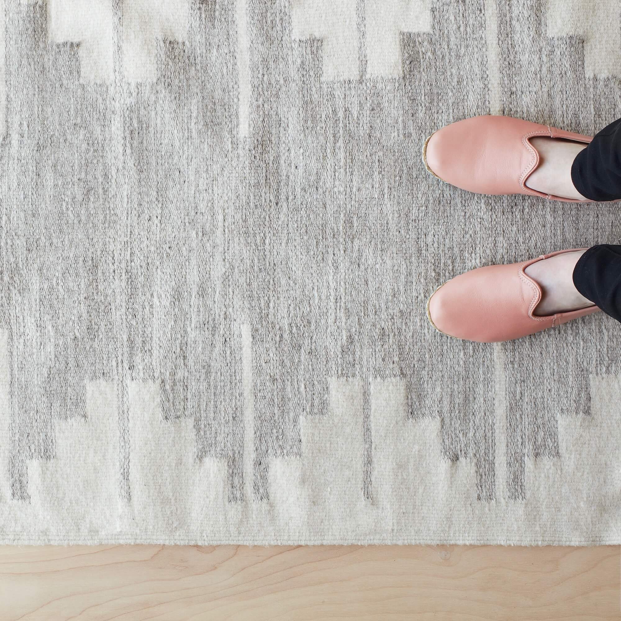 La Cima Handwoven Accent Rug - Grey