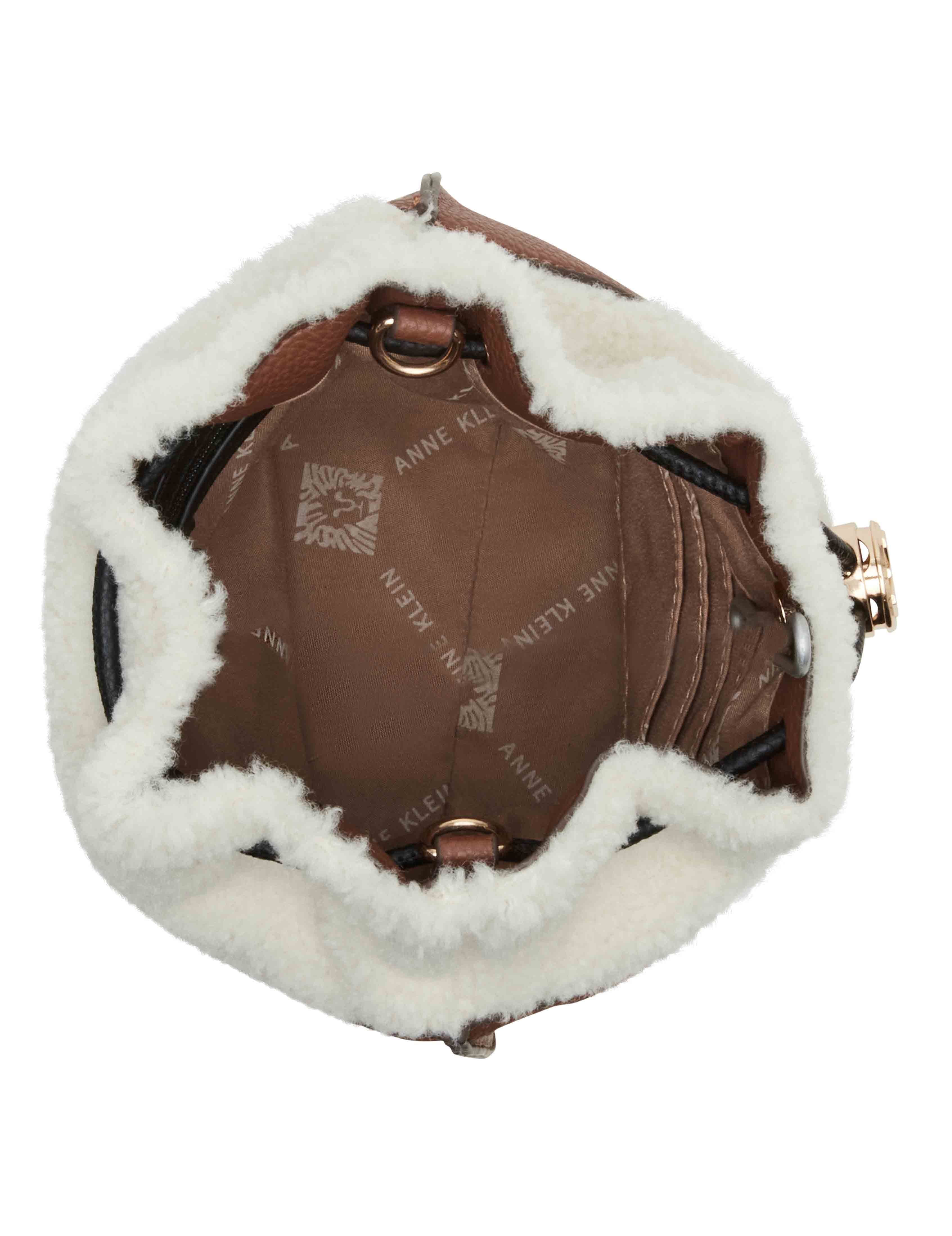 Sherpa Bucket With Branded Push Lock Closure