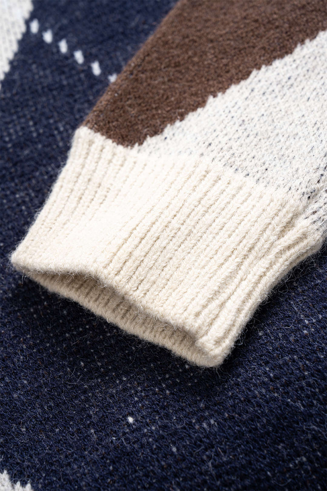 Contrasting Print Long-Sleeved Knit Top