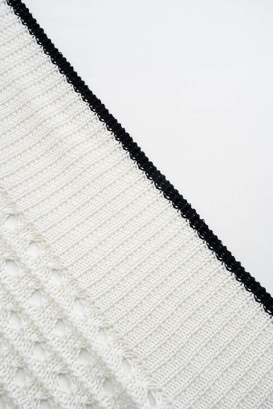 Knit Contrasting Cut-Out Short-Sleeve T-Shirt