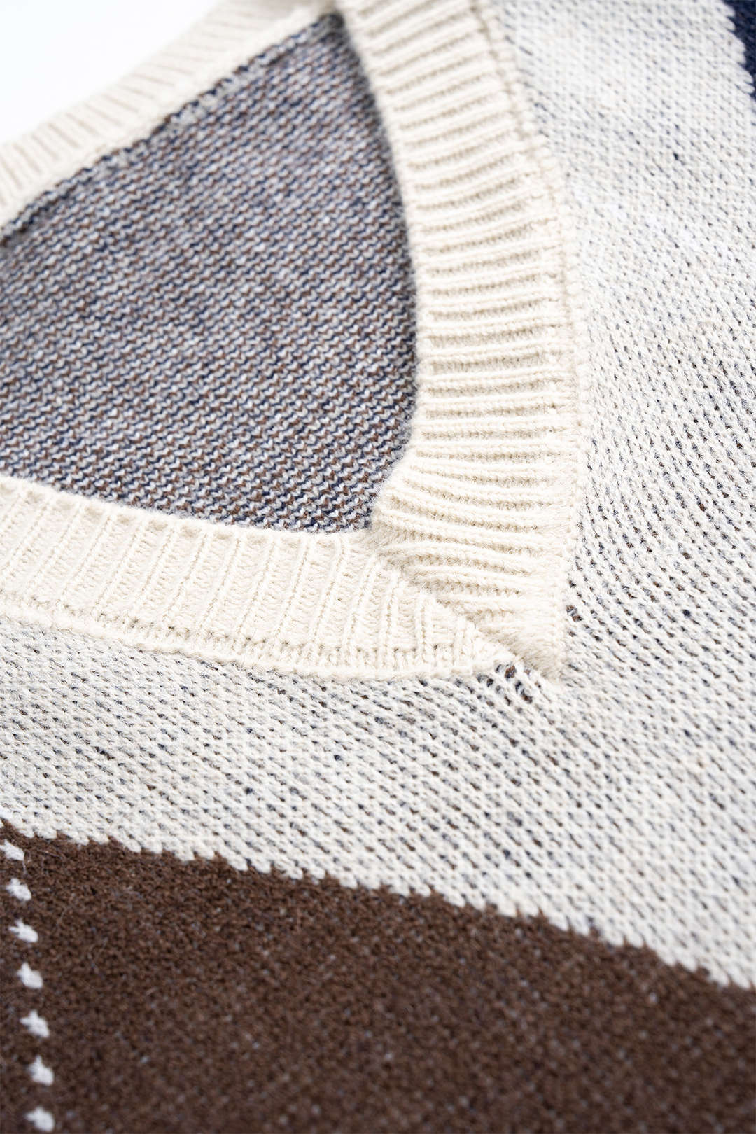 Contrasting Print Long-Sleeved Knit Top