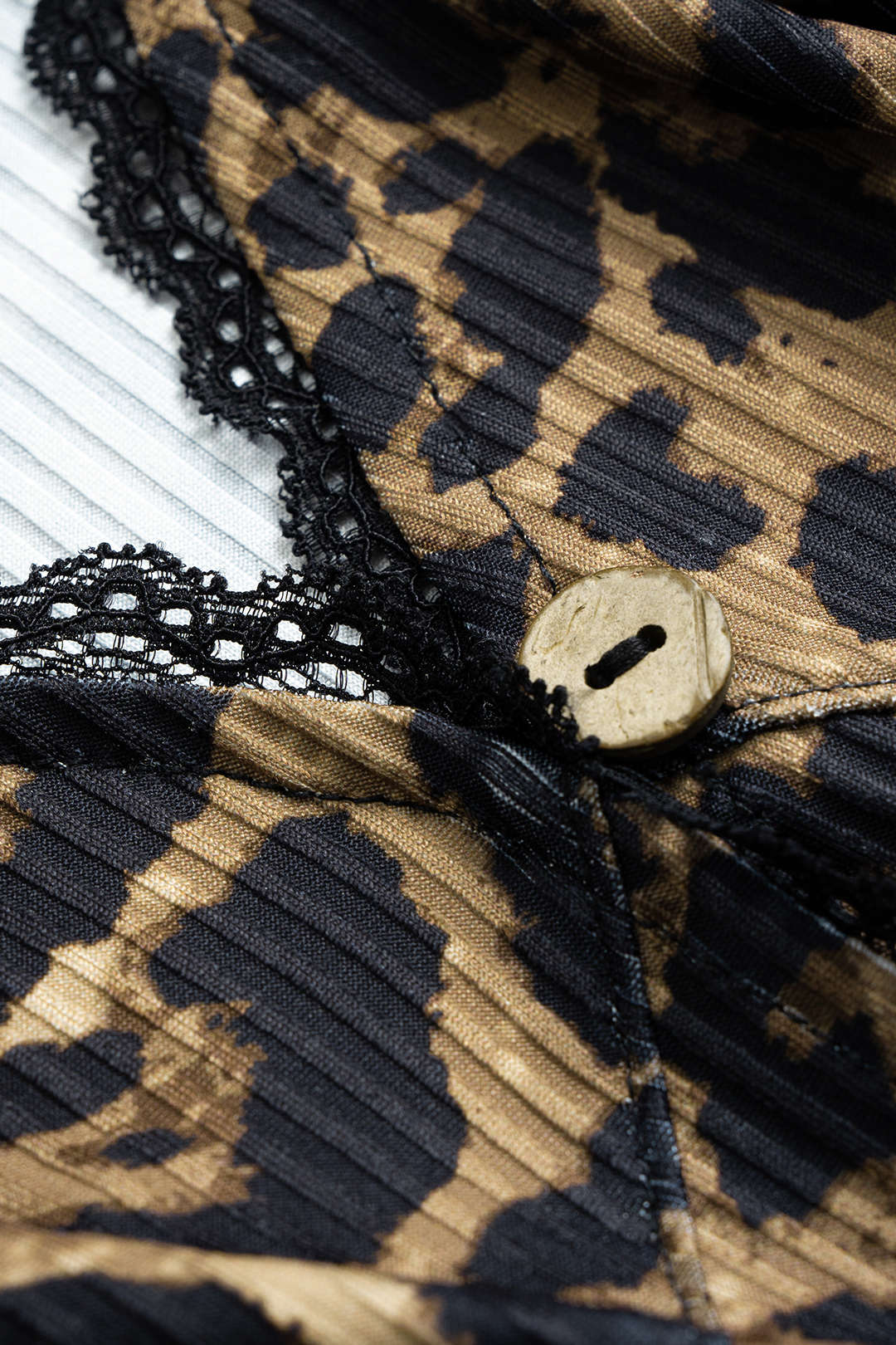 Leopard Print V-Neck Lace Trim Buttoned Long-Sleeve Top