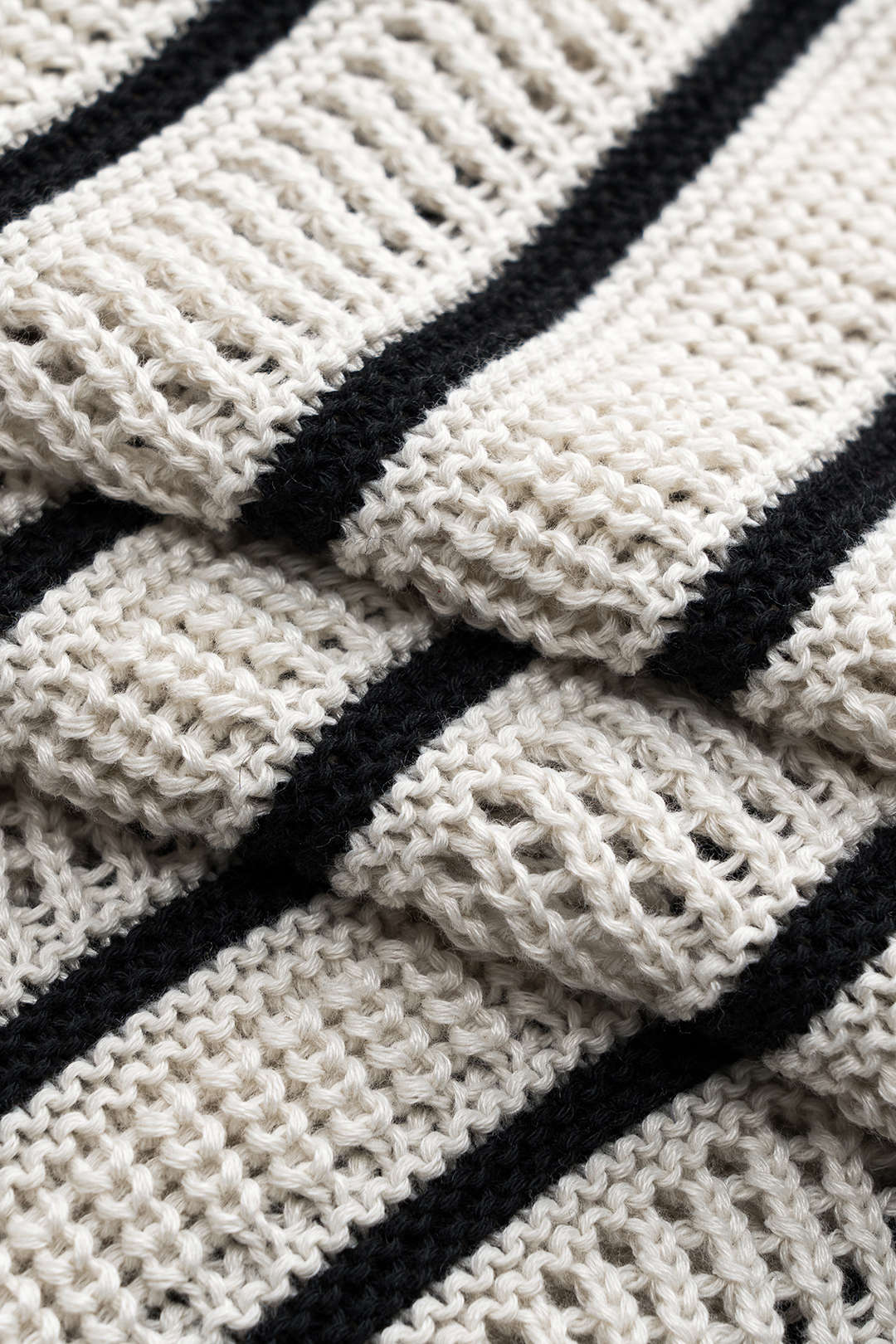 Knit Contrasting Stripe Buttoned Vest