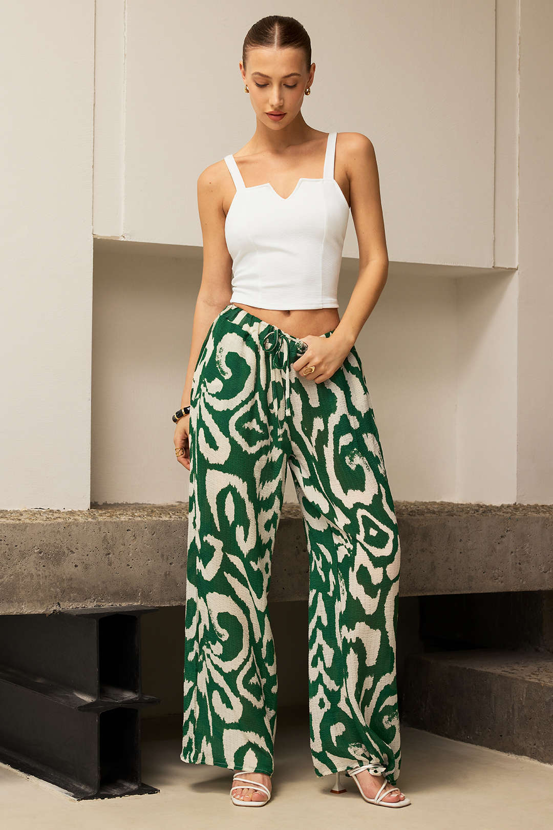 Sleeveless Tank Top and Tropical Pattern Contrast Wide Leg Trousers Set