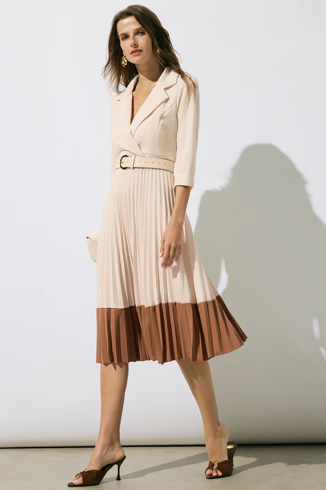 Contrasting Pleated V-Neck Belted Long-Sleeve Midi Dress