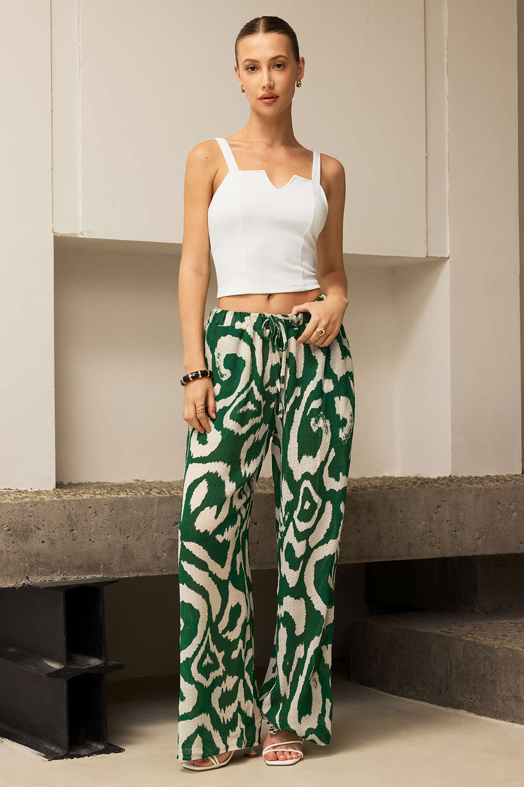 Sleeveless Tank Top and Tropical Pattern Contrast Wide Leg Trousers Set