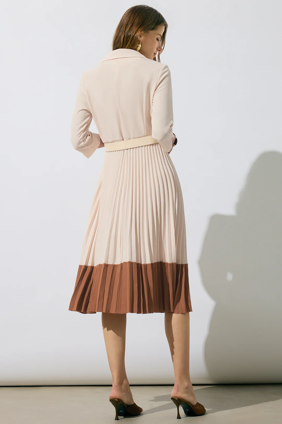 Contrasting Pleated V-Neck Belted Long-Sleeve Midi Dress