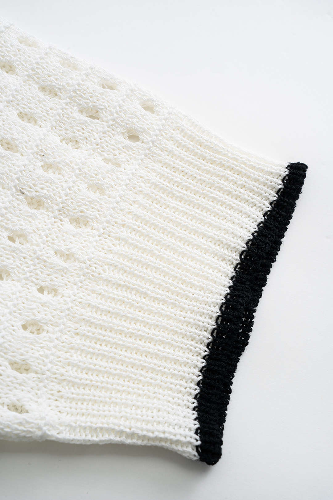 Knit Contrasting Cut-Out Short-Sleeve T-Shirt