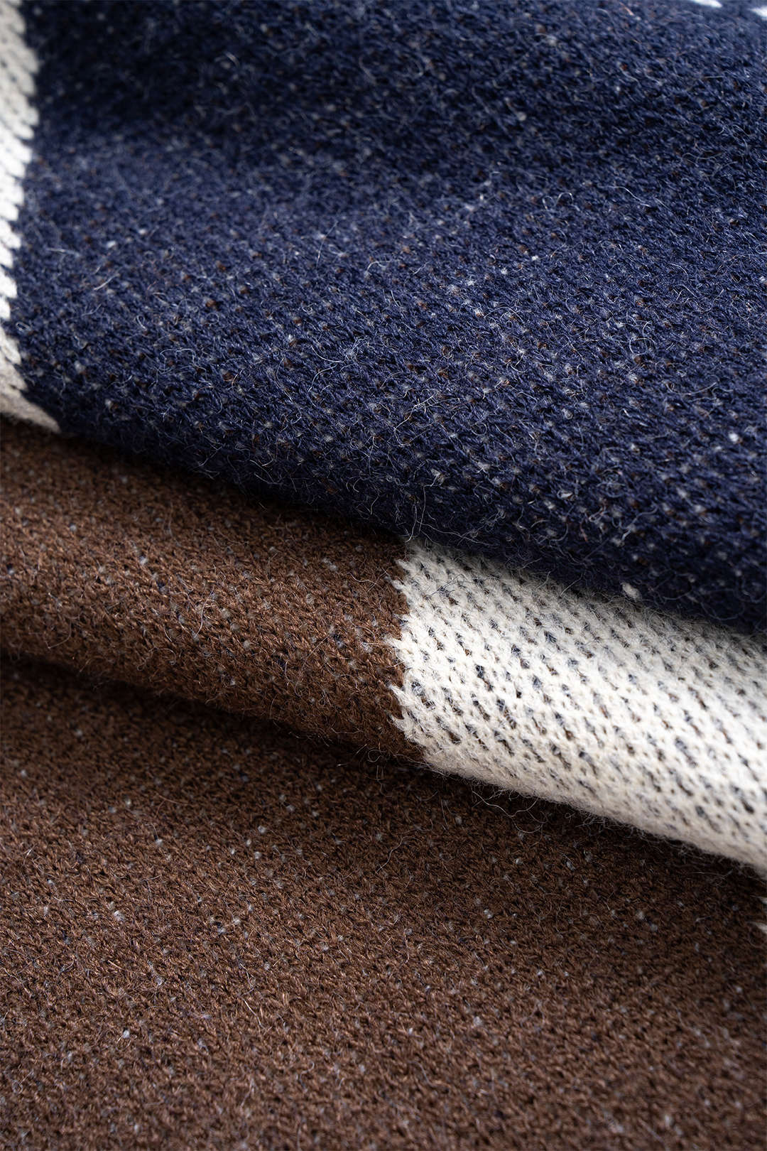 Contrasting Print Long-Sleeved Knit Top