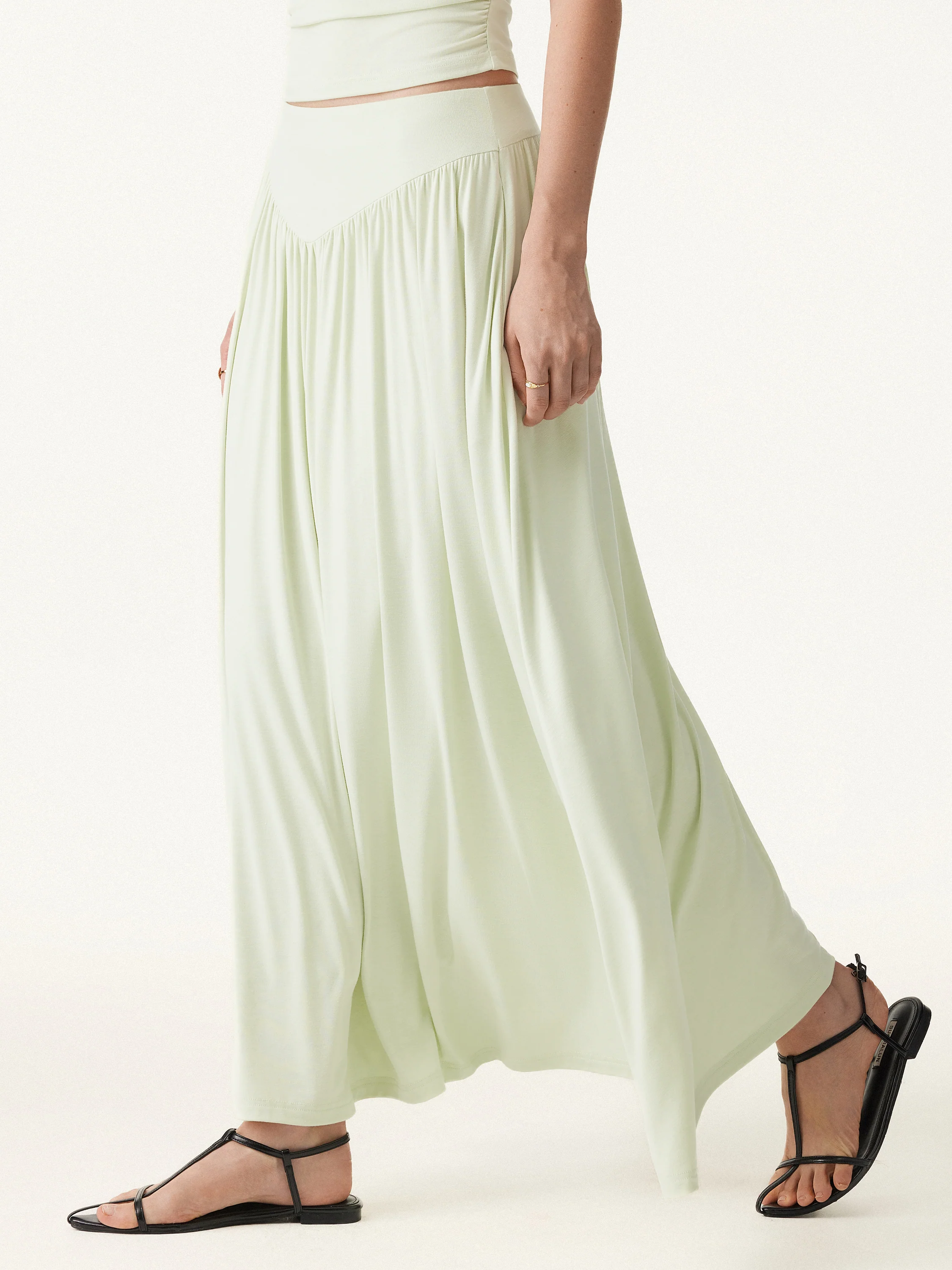 Ultrasoft V-shape Waist Gathred Maxi Circle Skirt with Pockets