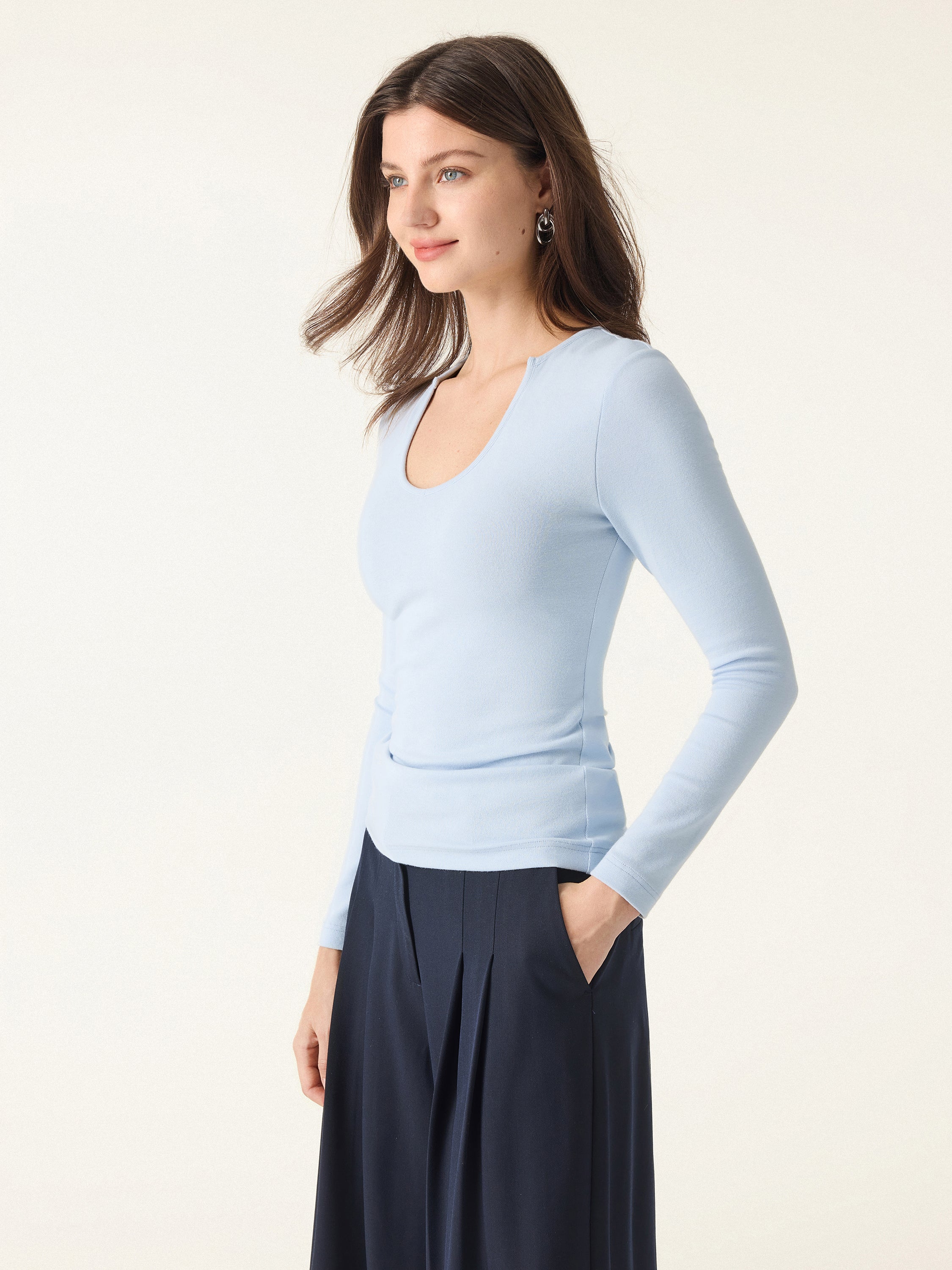 Light Warm Curved V-Neck Long Sleeve Brami Top