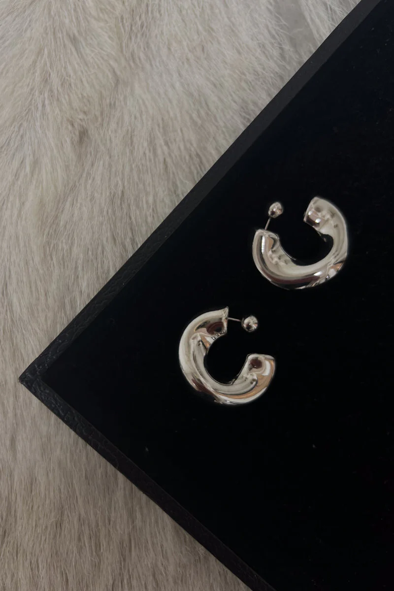 Skylar Wavy Chunky Hoop Earrings