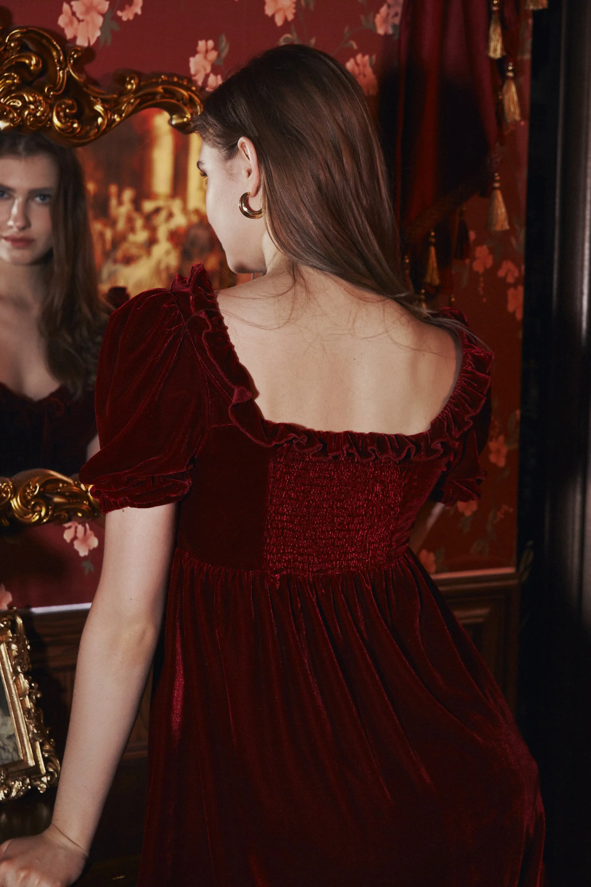 Lorel Sweetheart Necklin Velvet Dress