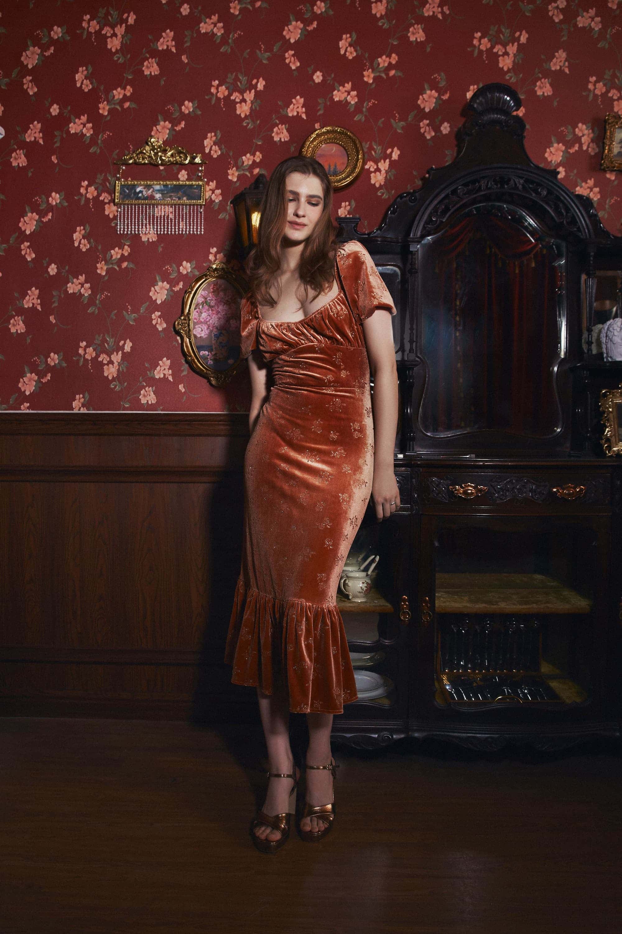 Brielle Squared Neckline Velvet Midi Dress in Gold