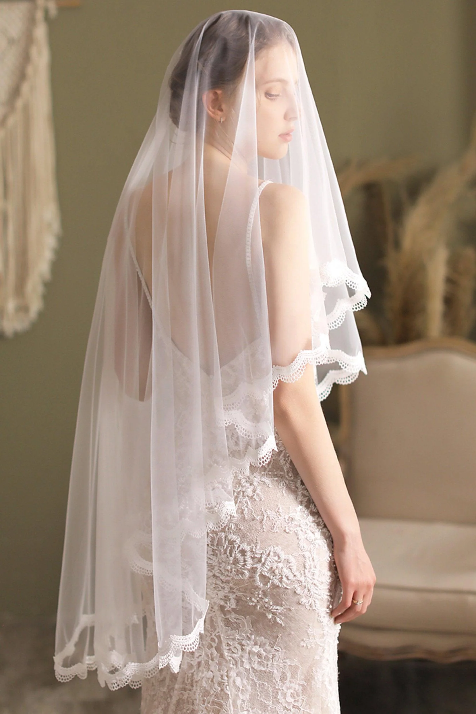 Two-tier Lace Edge Tulle Hip Veils with Appliques CV0261