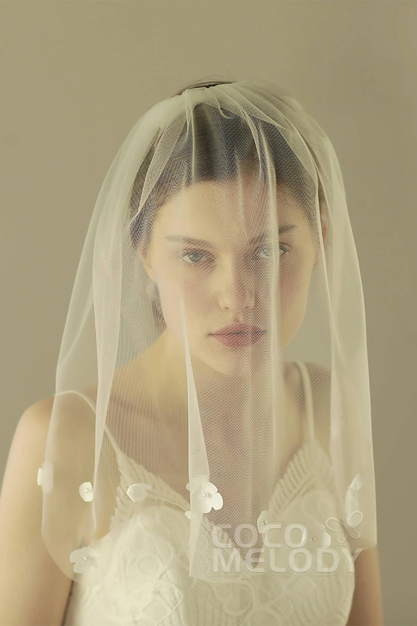 One-tier Cut Edge Tulle Shoulder Veils with Flower CV0236