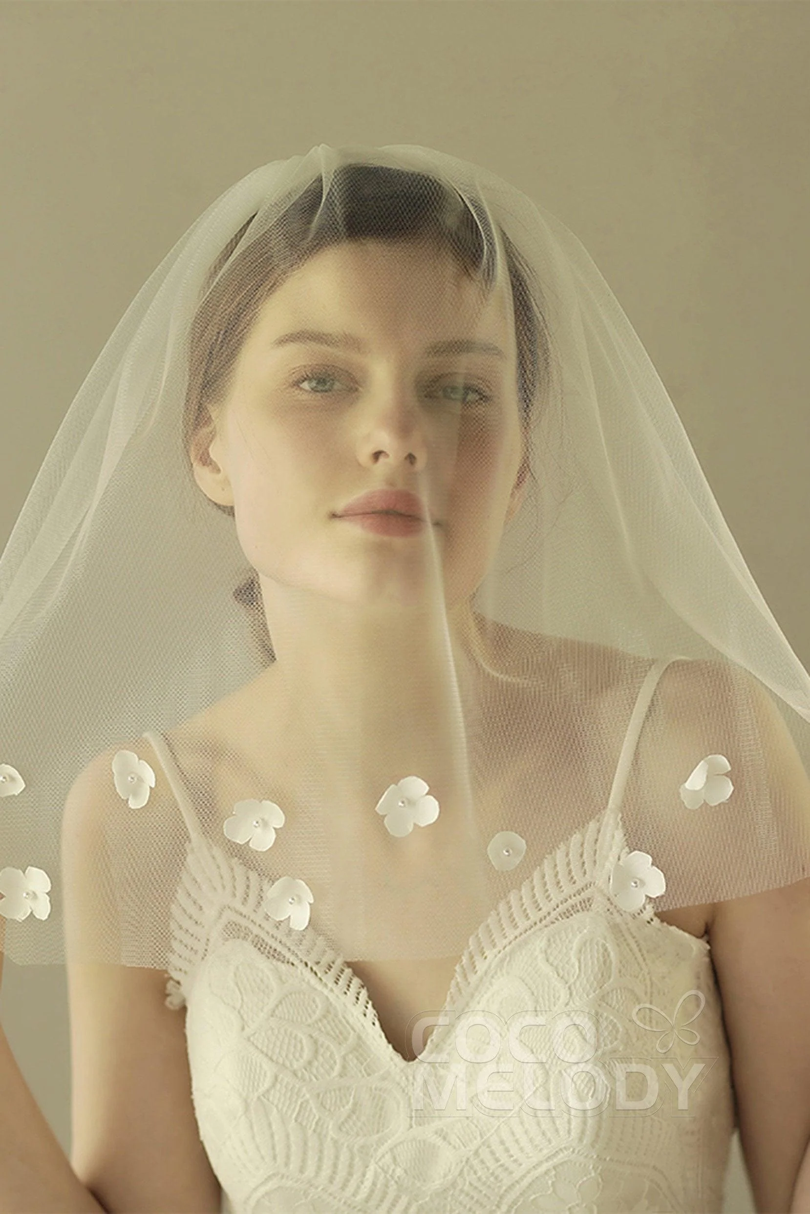 One-tier Cut Edge Tulle Shoulder Veils with Flower CV0236