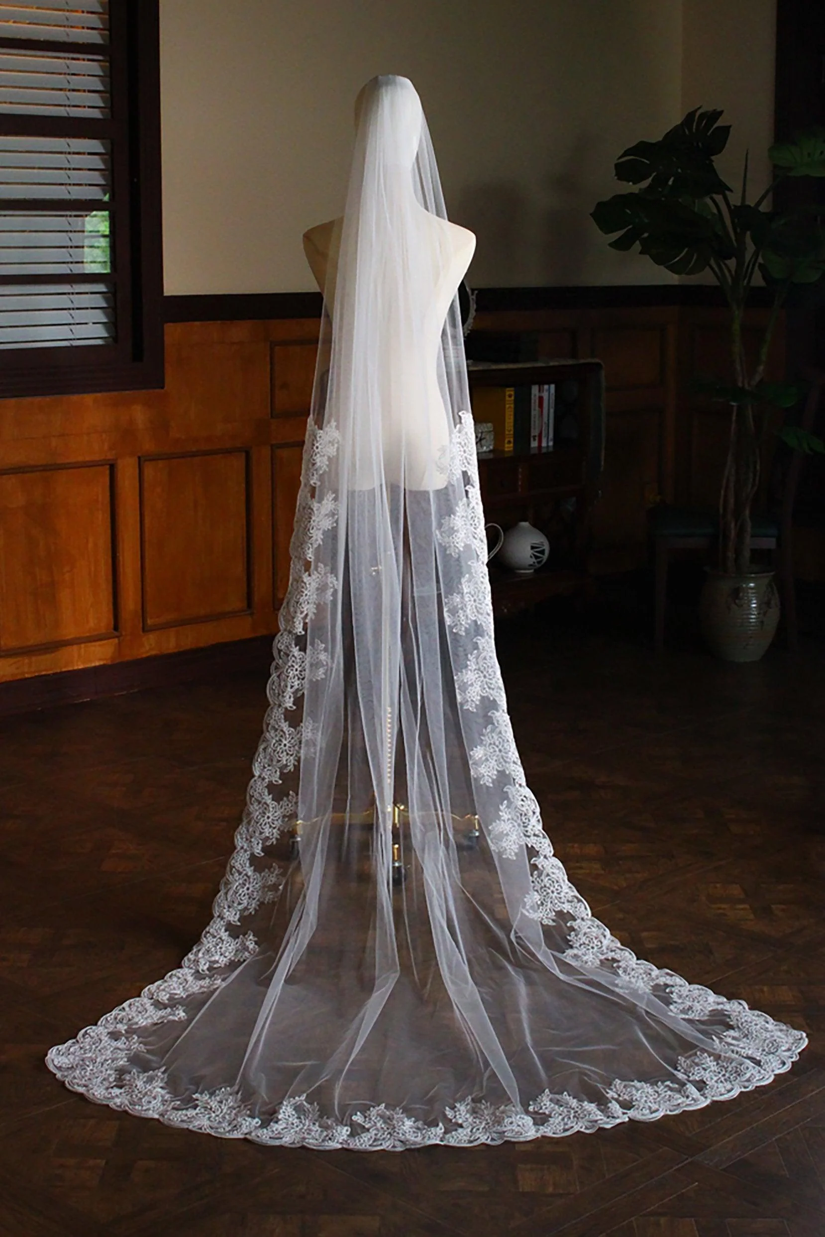 One-tier Lace Edge Tulle Chapel Veils with Appliques CV0317