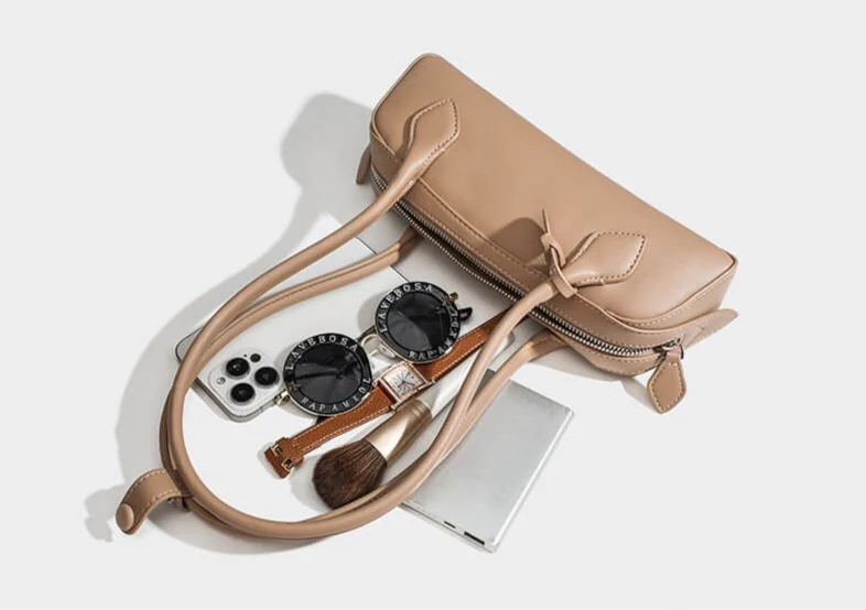 Medium Shoulder Bag (Alaïa Le Teckel)