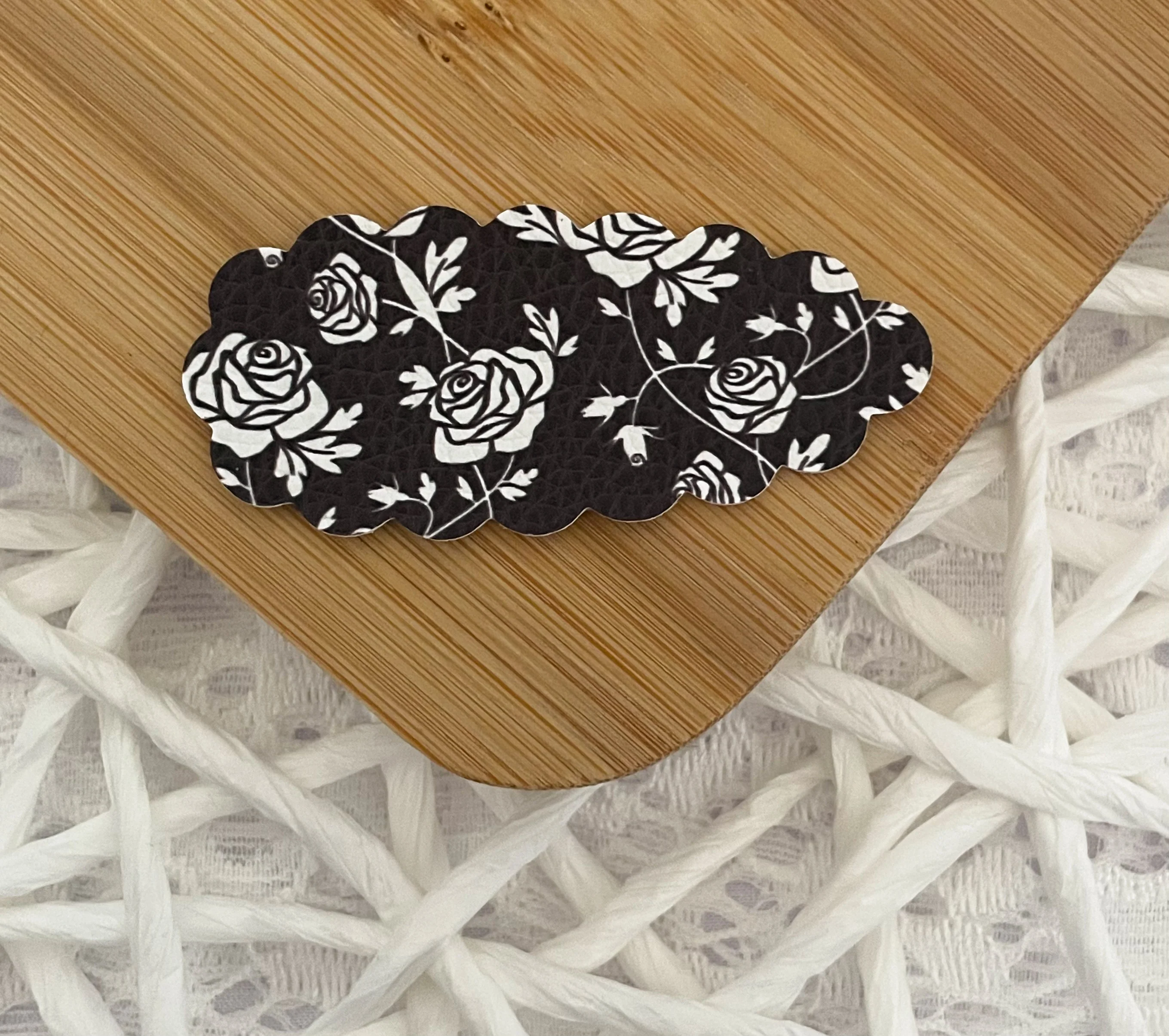 Black & White Roses Snap Clip