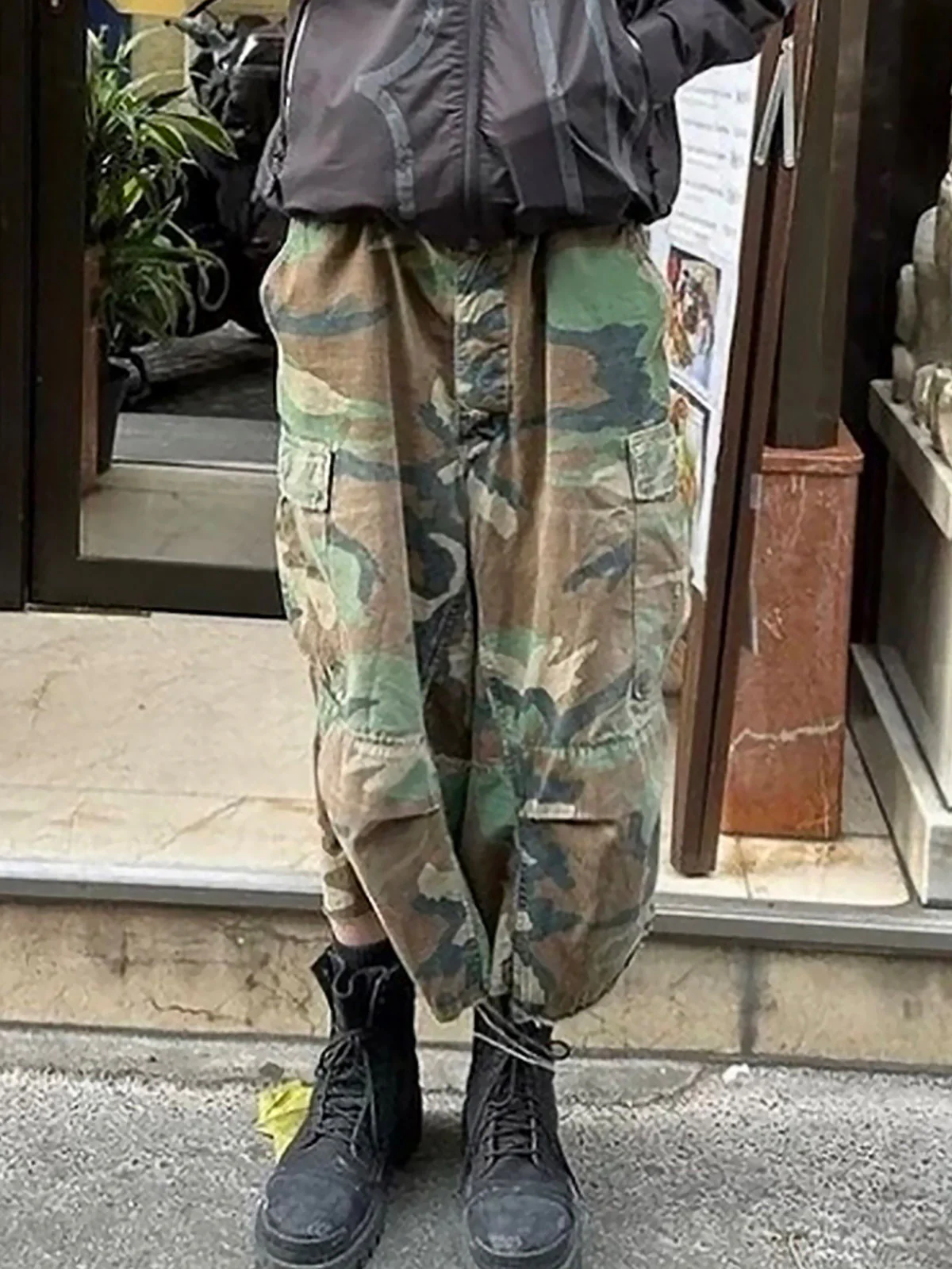 Camouflage Buckle Waist Cropped Cargo Shorts