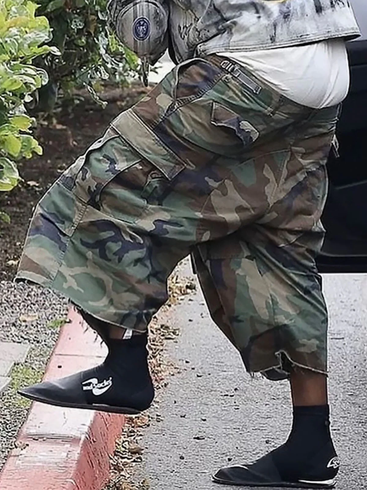 Camouflage Buckle Waist Cropped Cargo Shorts