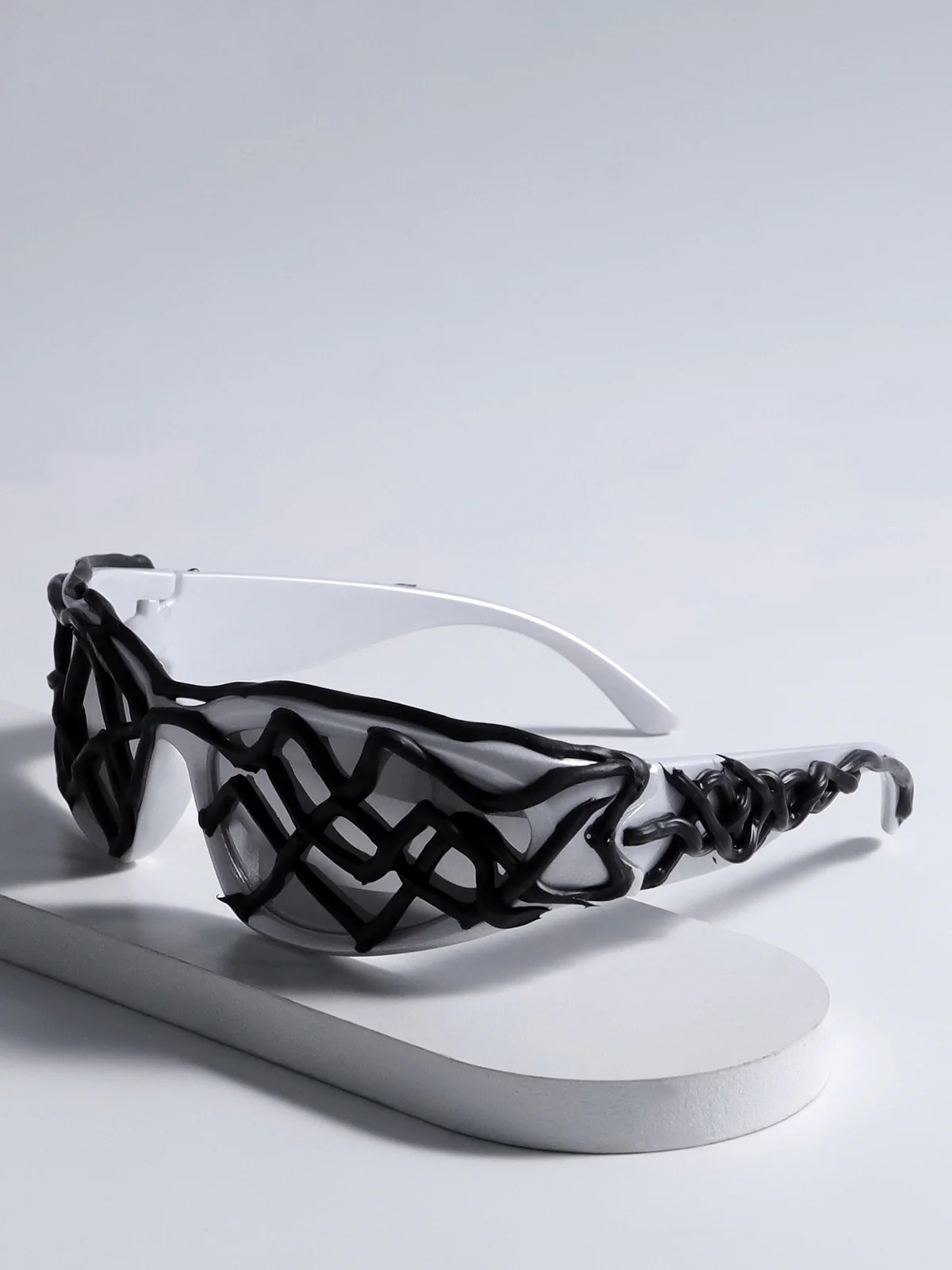 Futuristic Wavy Frame Sunglasses