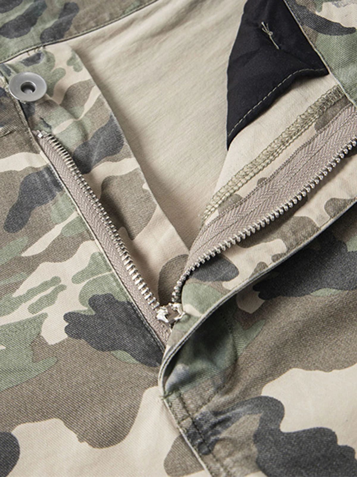 Camouflage Badge Cargo Shorts