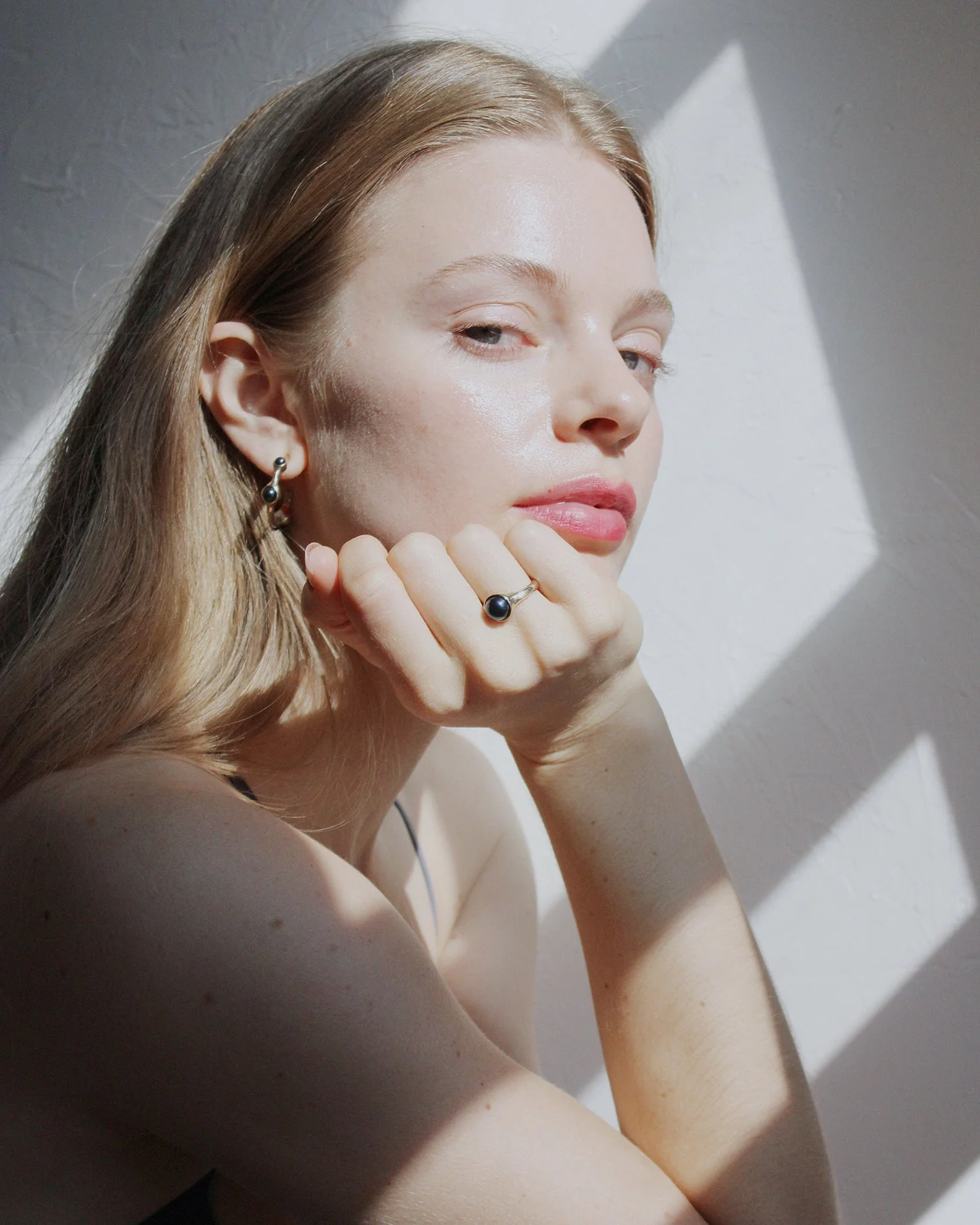 Sphera Hoops with Black Pearl