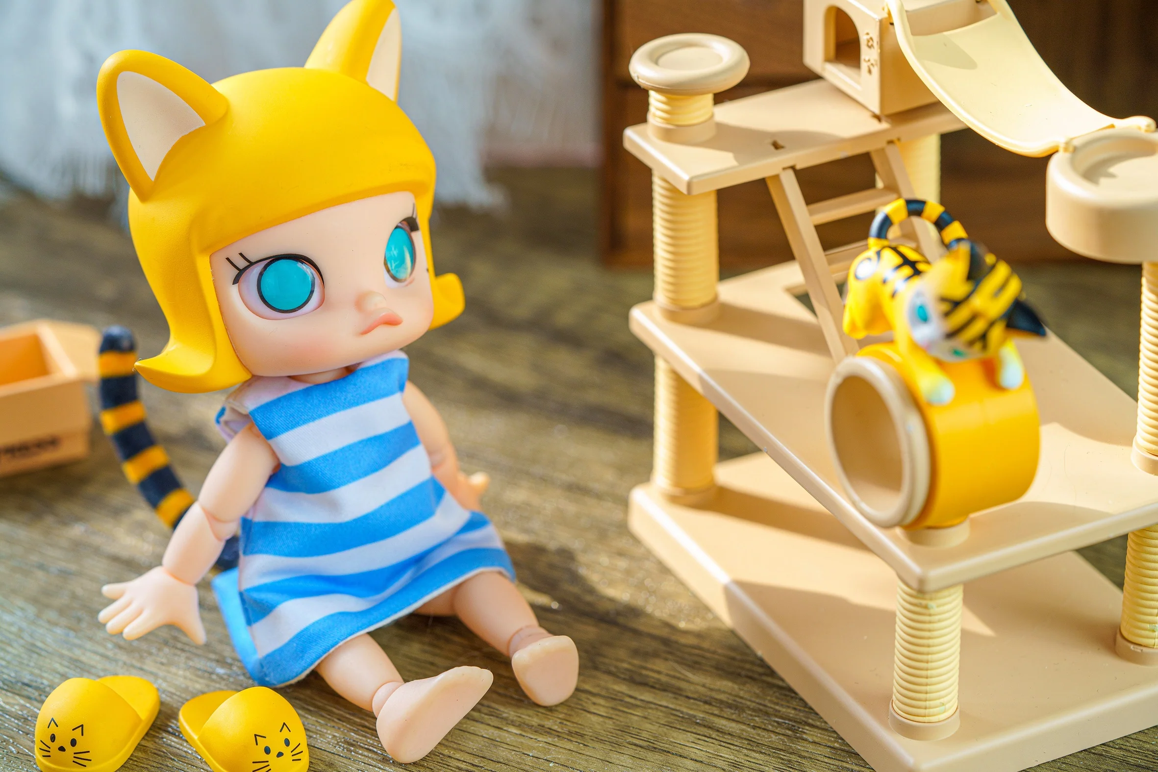 POP MART Molly Cat In The Box Action Figure