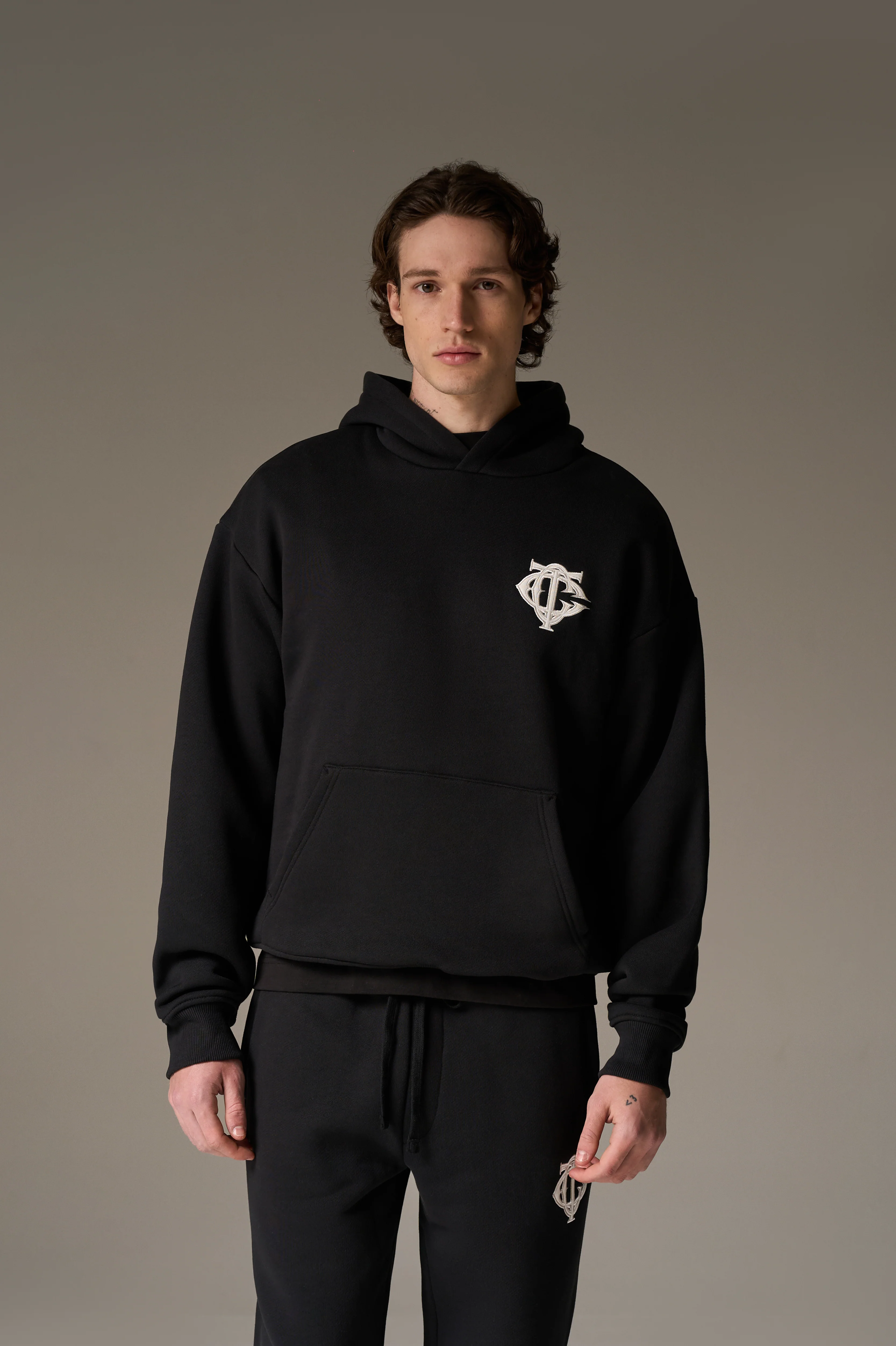HEAVYWEIGHT MONOGRAM EMBLEM HOODIE - BLACK