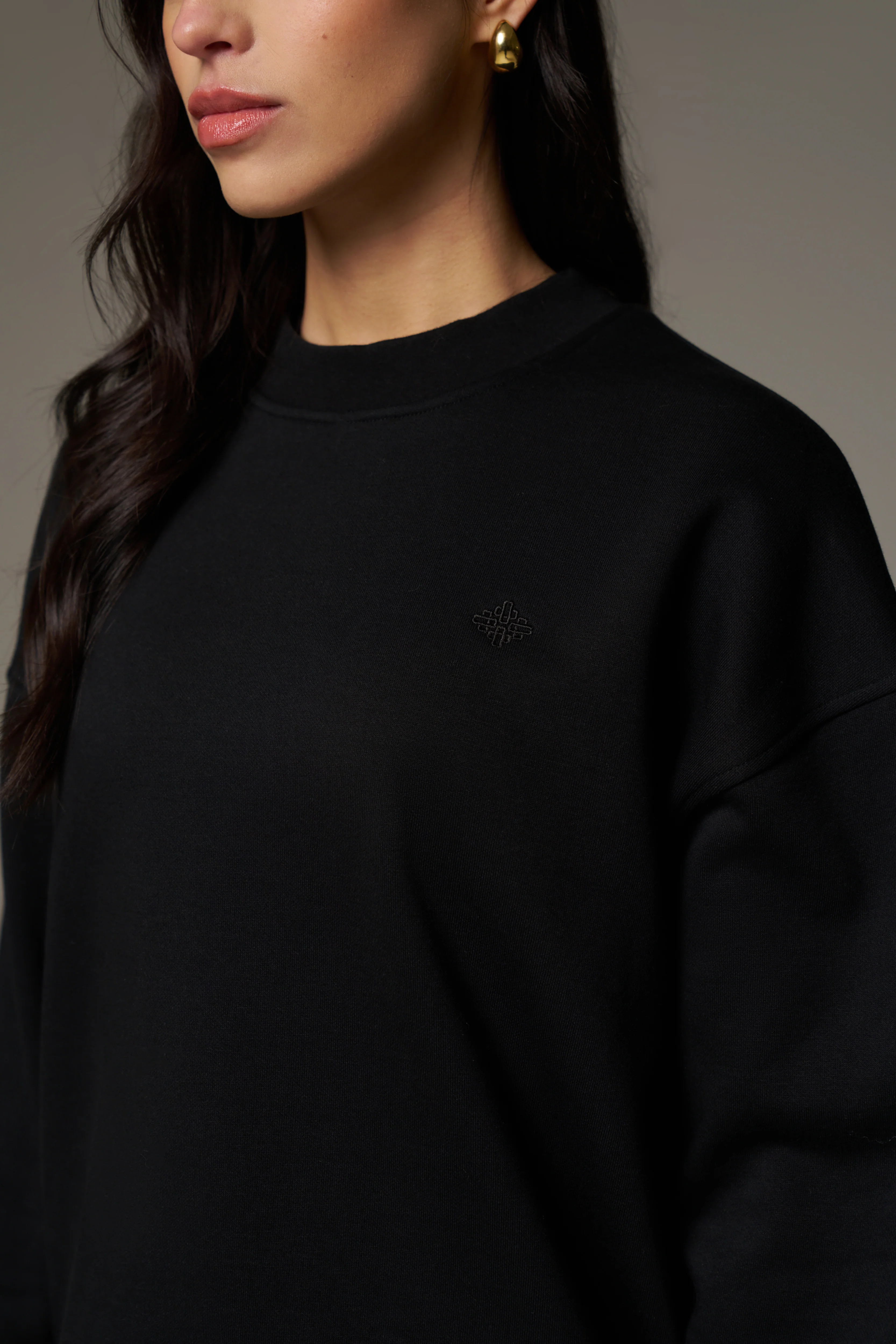 EMBLEM EMBROIDERED SWEATSHIRT - BLACK