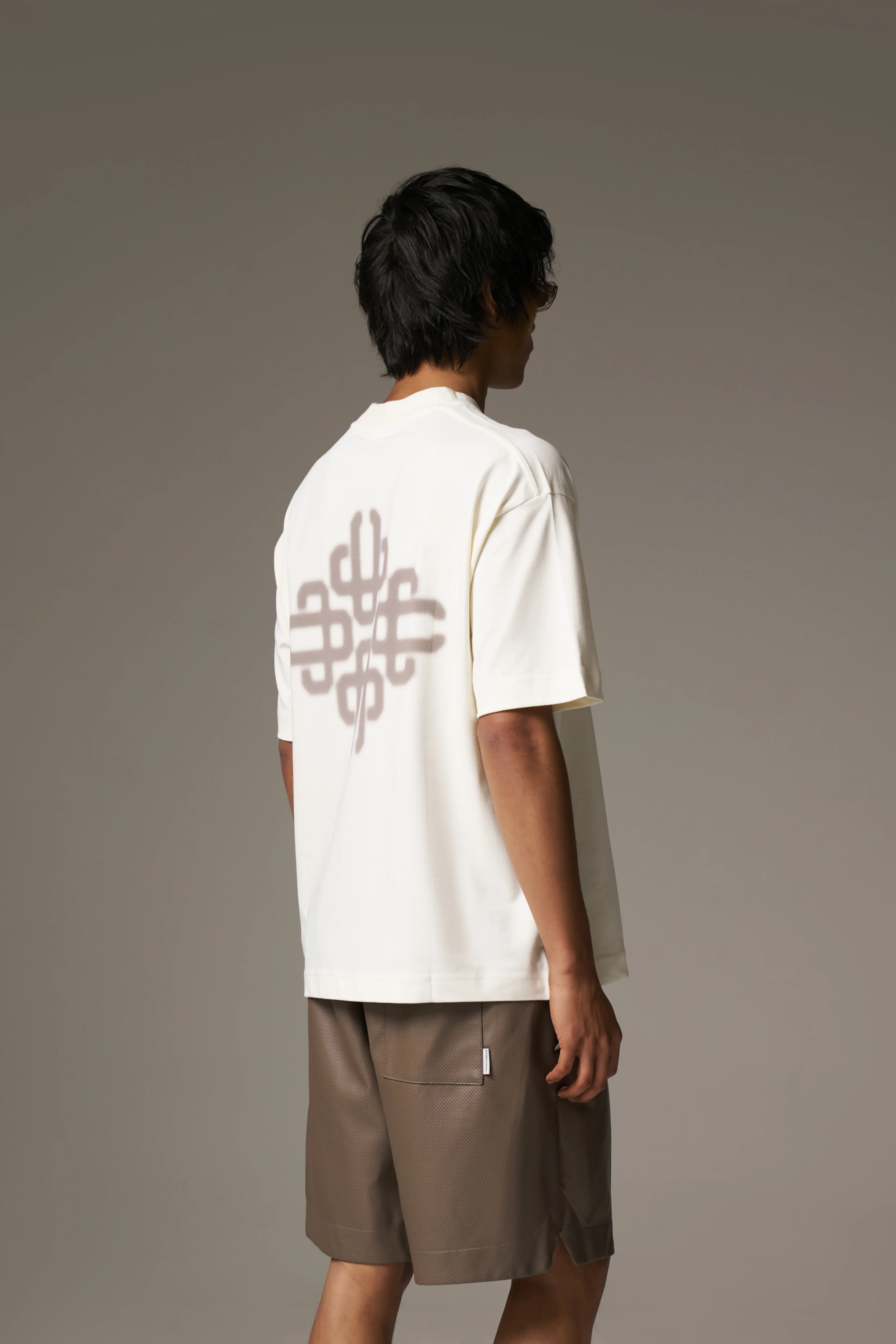 BLURRED GRAPHIC EMBLEM T-SHIRT - OFF WHITE