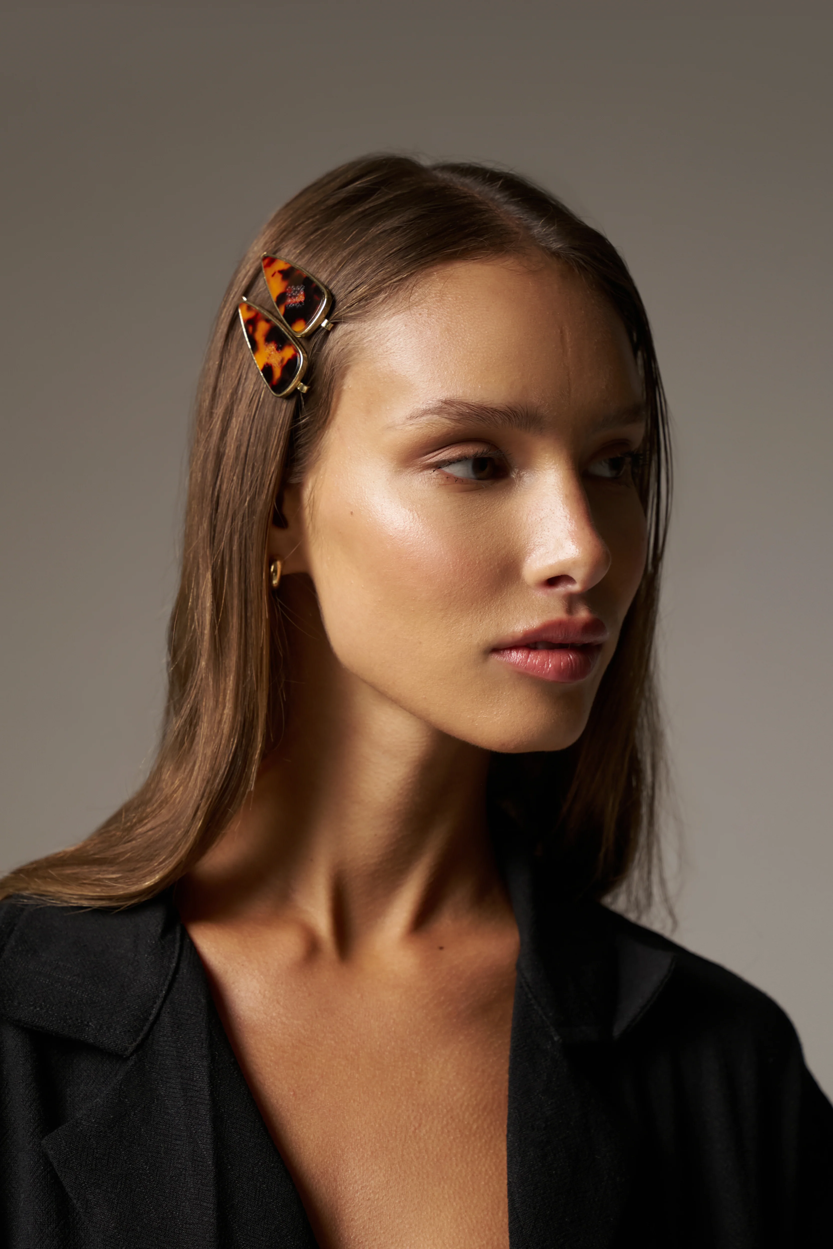 TORTOISESHELL EMBLEM HAIR GRIPS 2 PACK - BROWN