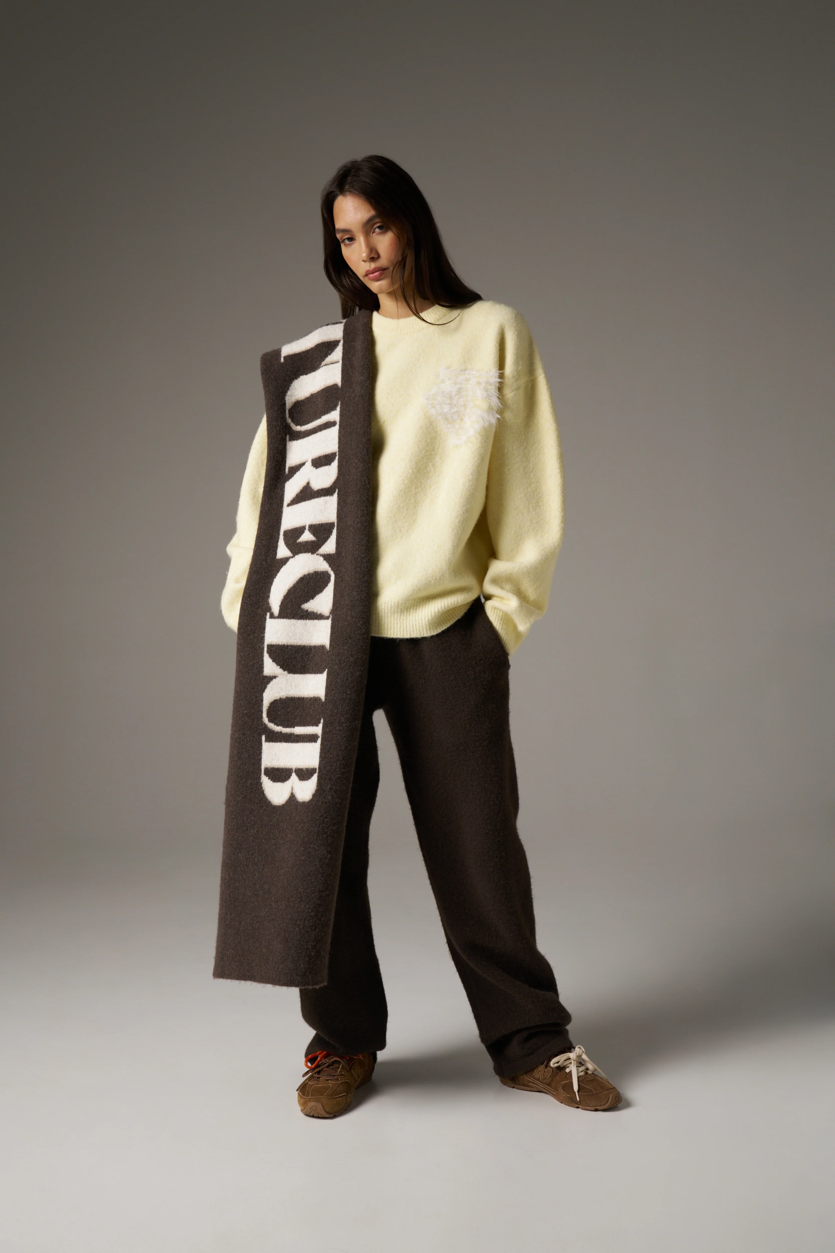 COPYRIGHT KNIT SCARF - BROWN