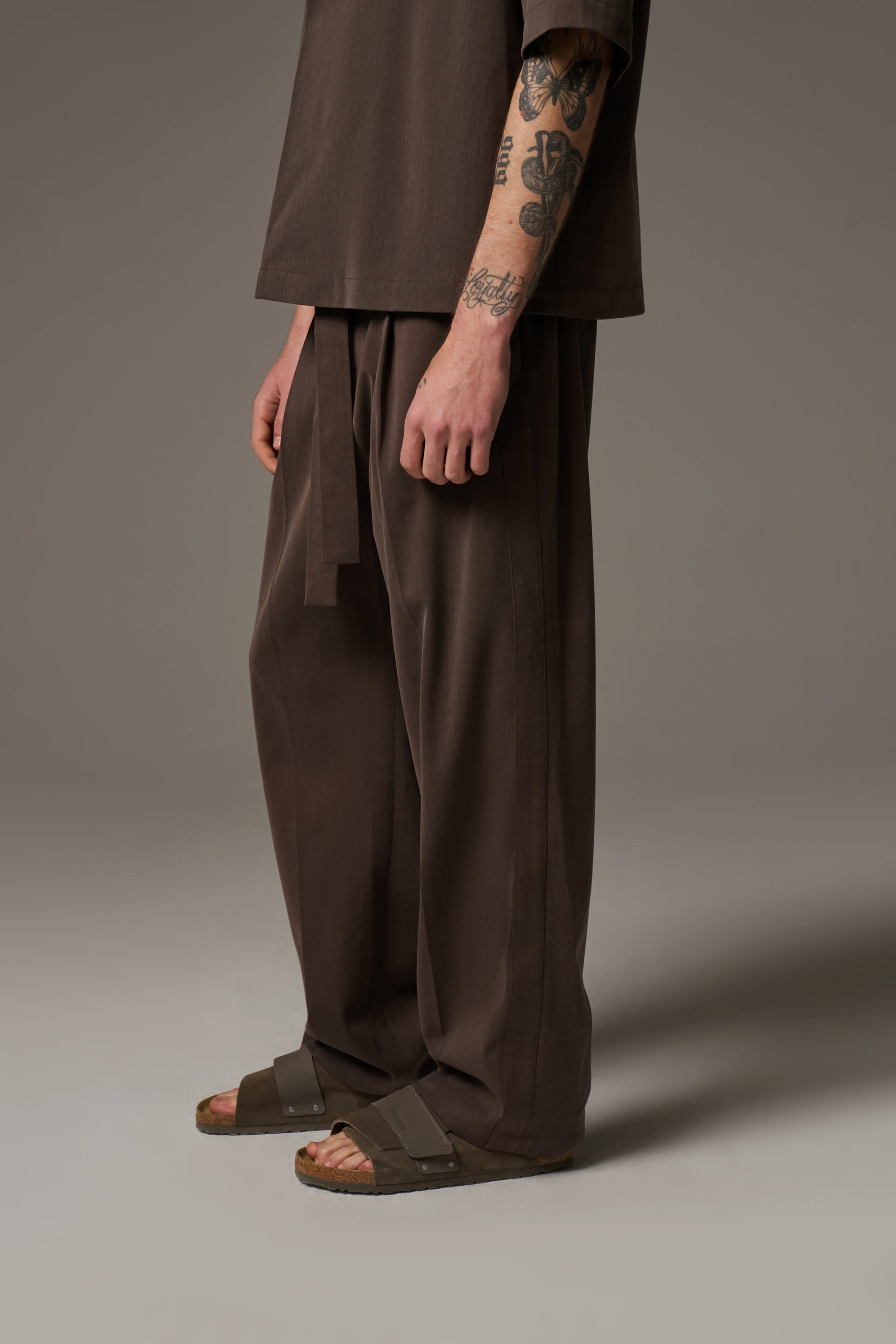 SMART TIE BELTED TROUSERS - BROWN