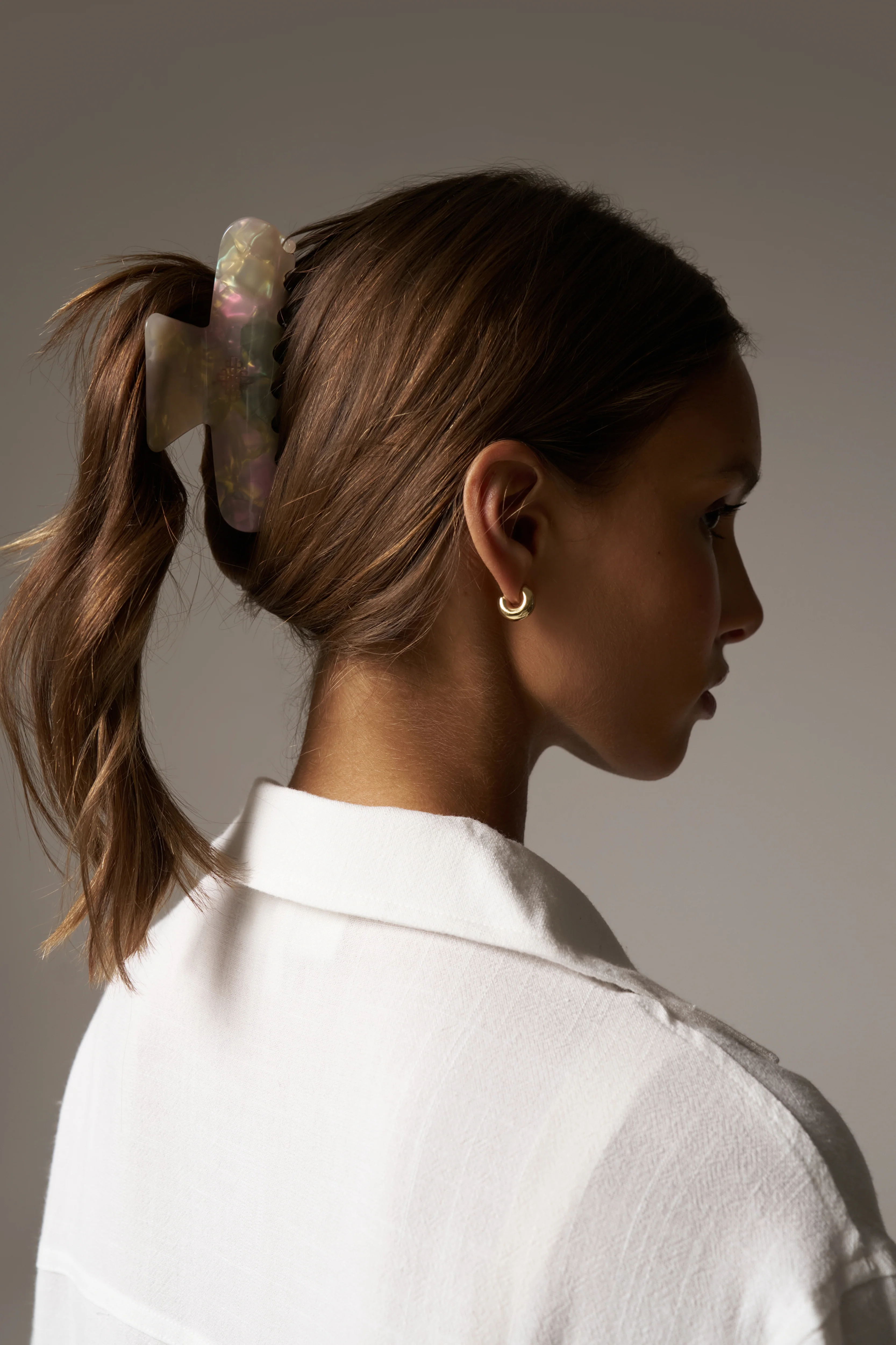 TORTOISESHELL EMBLEM CLAW CLIP - PEARL