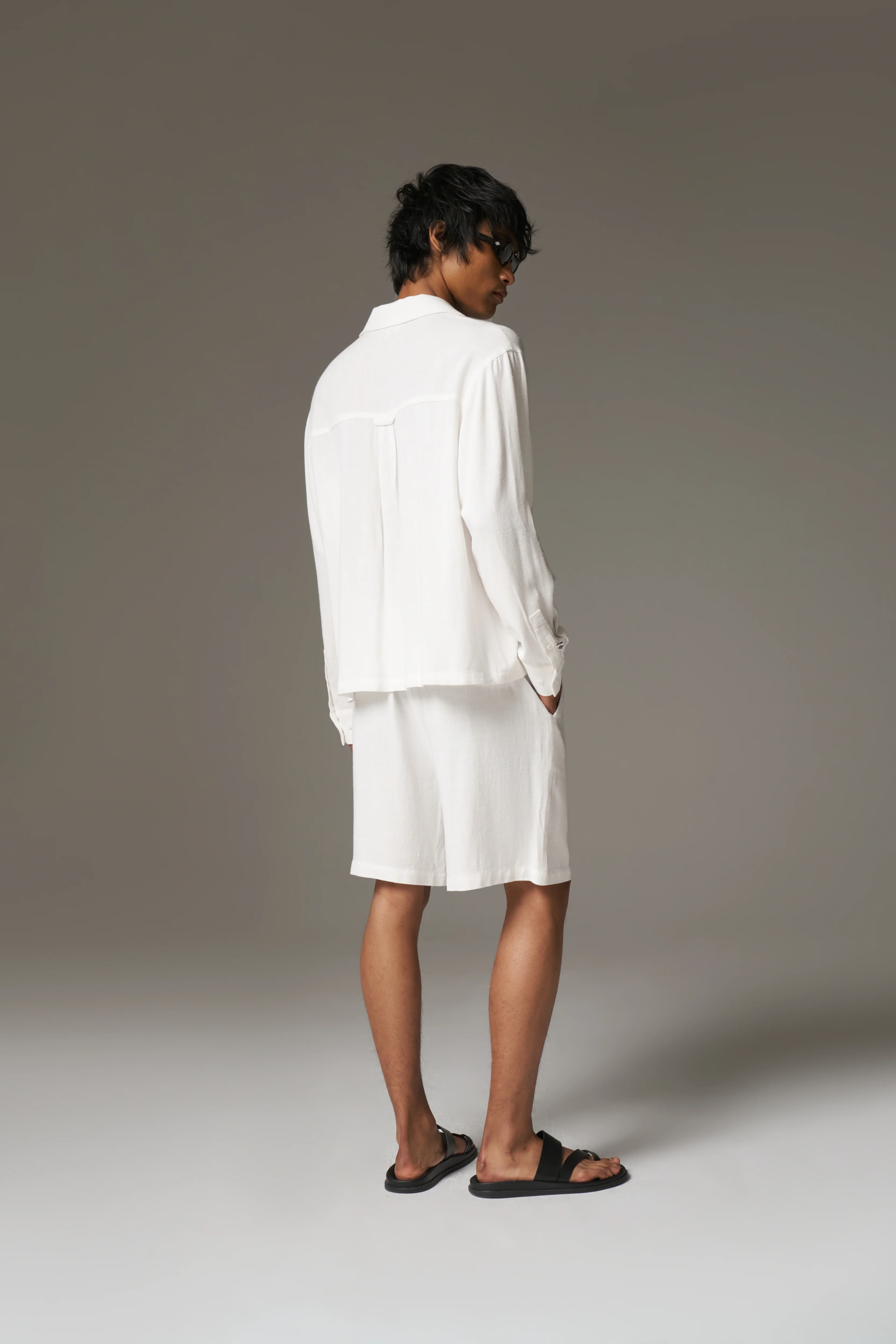 TEXTURED WOVEN SHORTS - WHITE