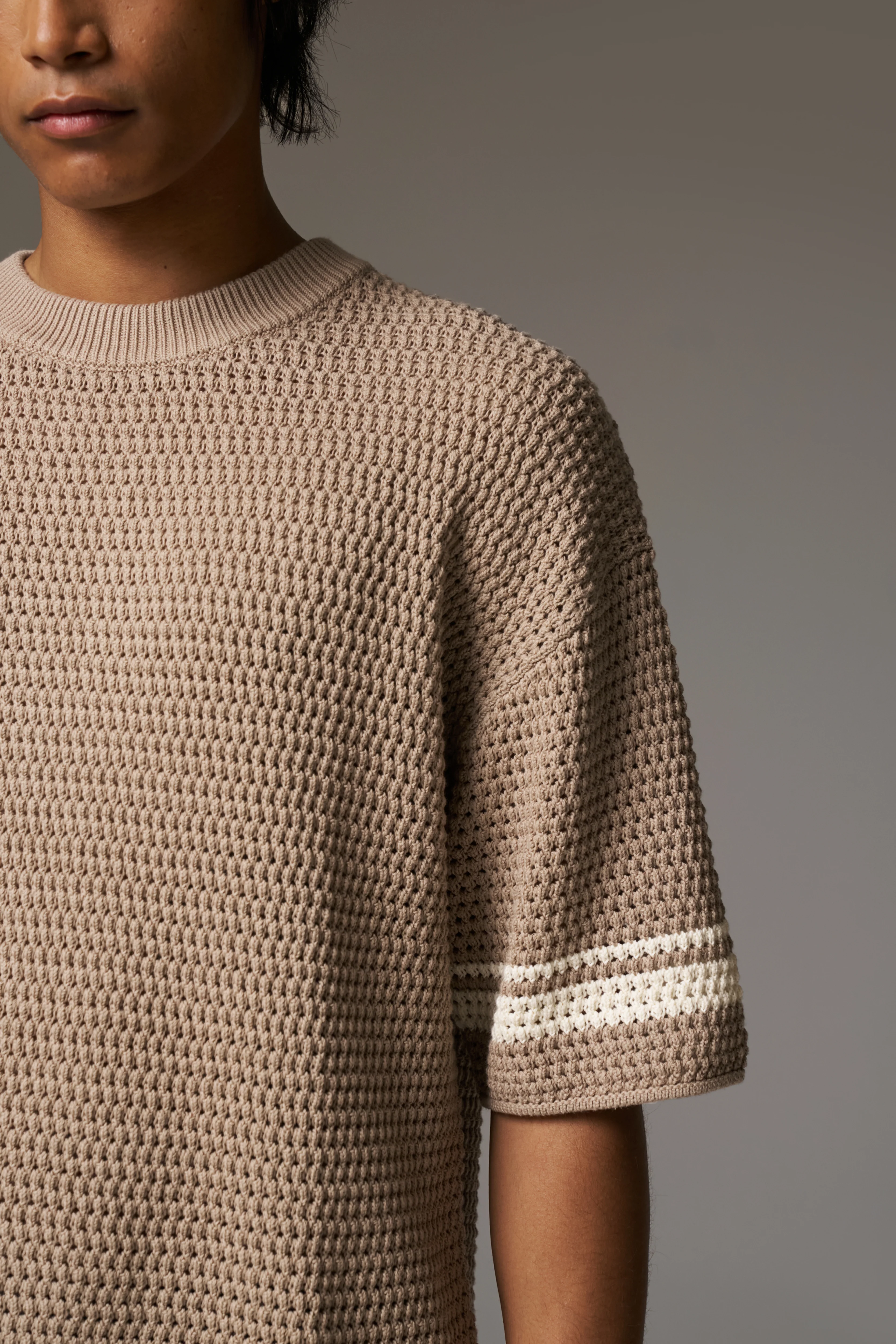 CROCHET KNITTED CONTRAST STRIPE T-SHIRT - BROWN