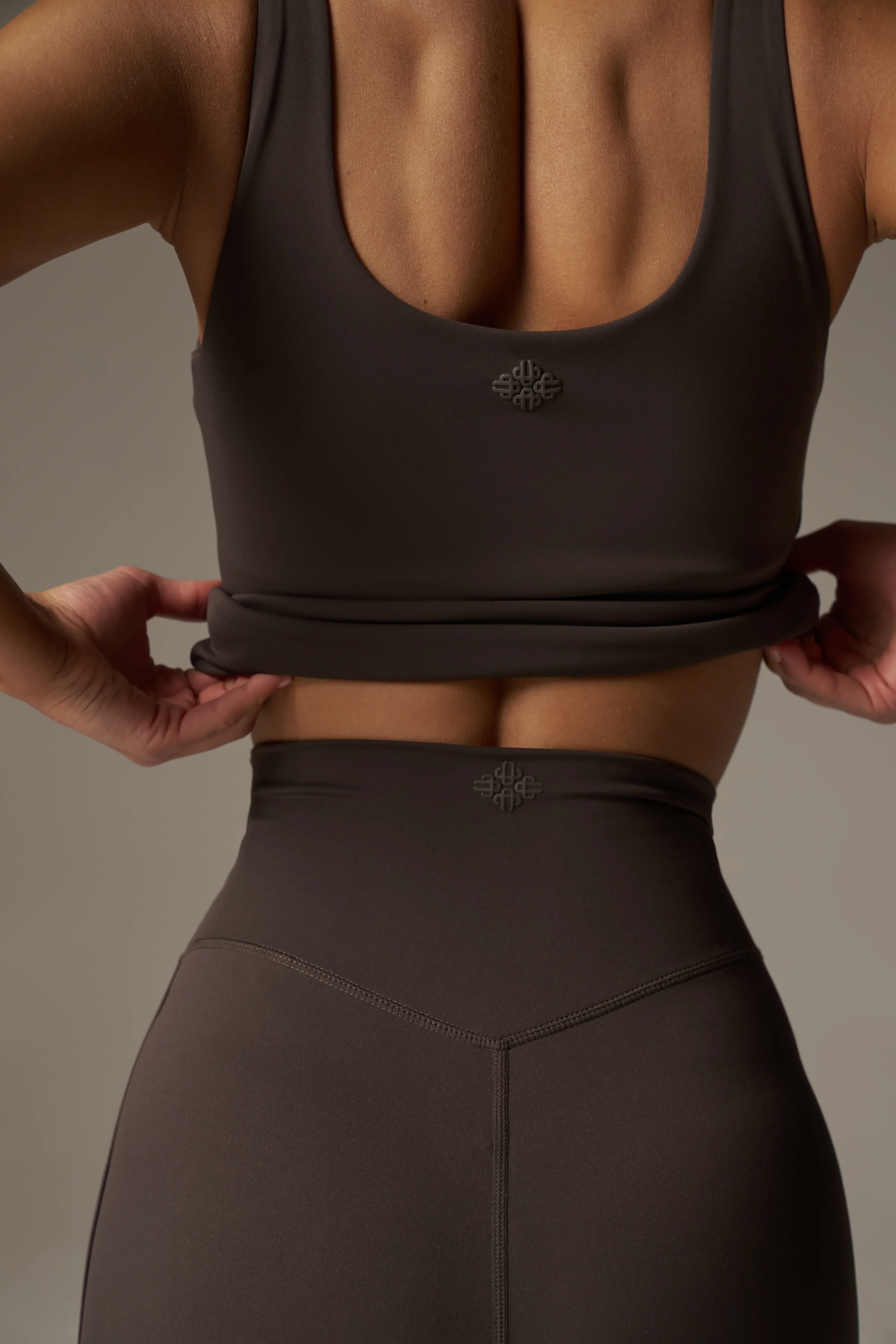 SCULPTING STRETCH CROSSOVER WAISTBAND LEGGINGS - CHOCOLATE