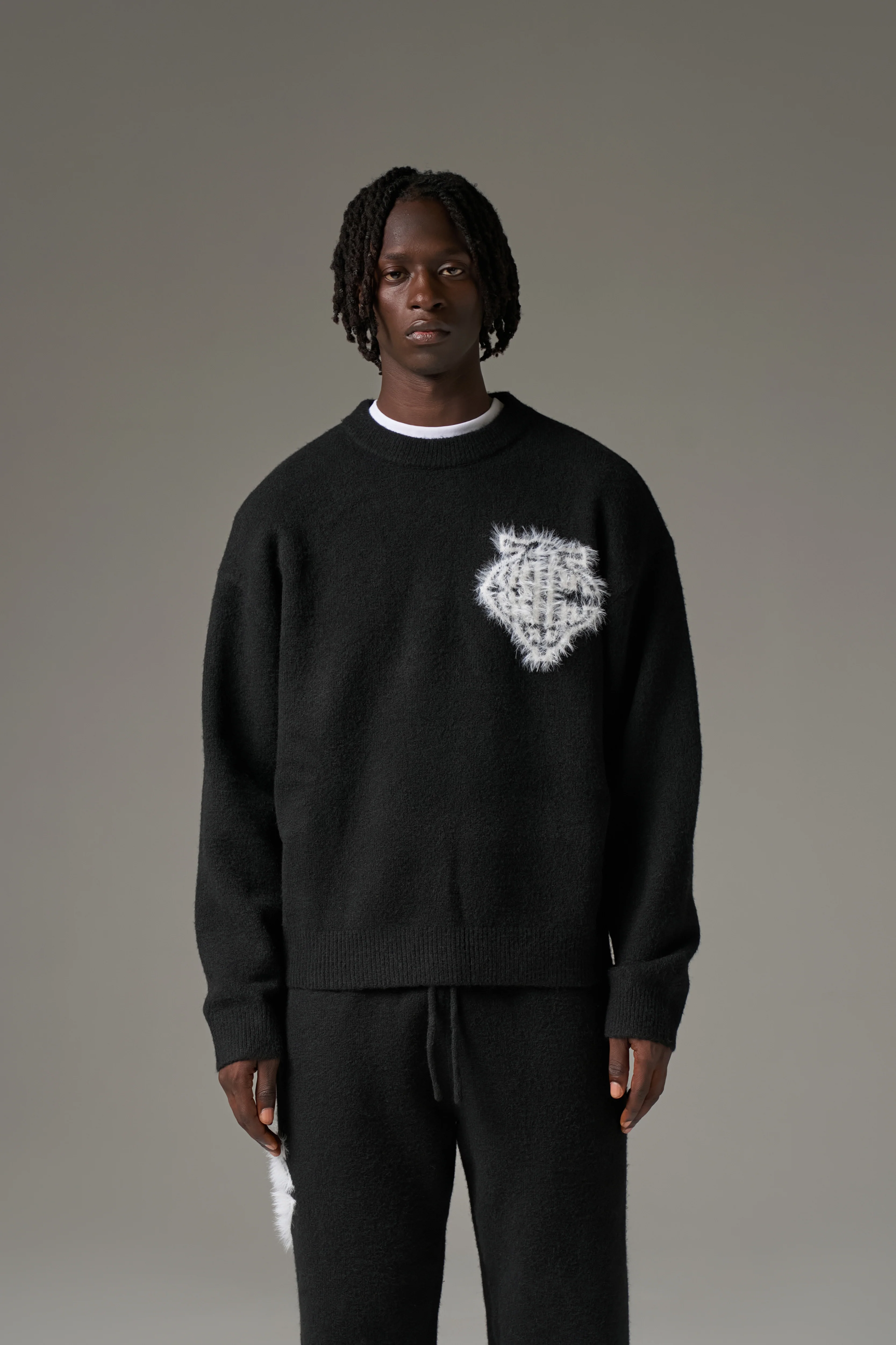 MONOGRAM EMBLEM FLUFFY KNIT CREW - BLACK